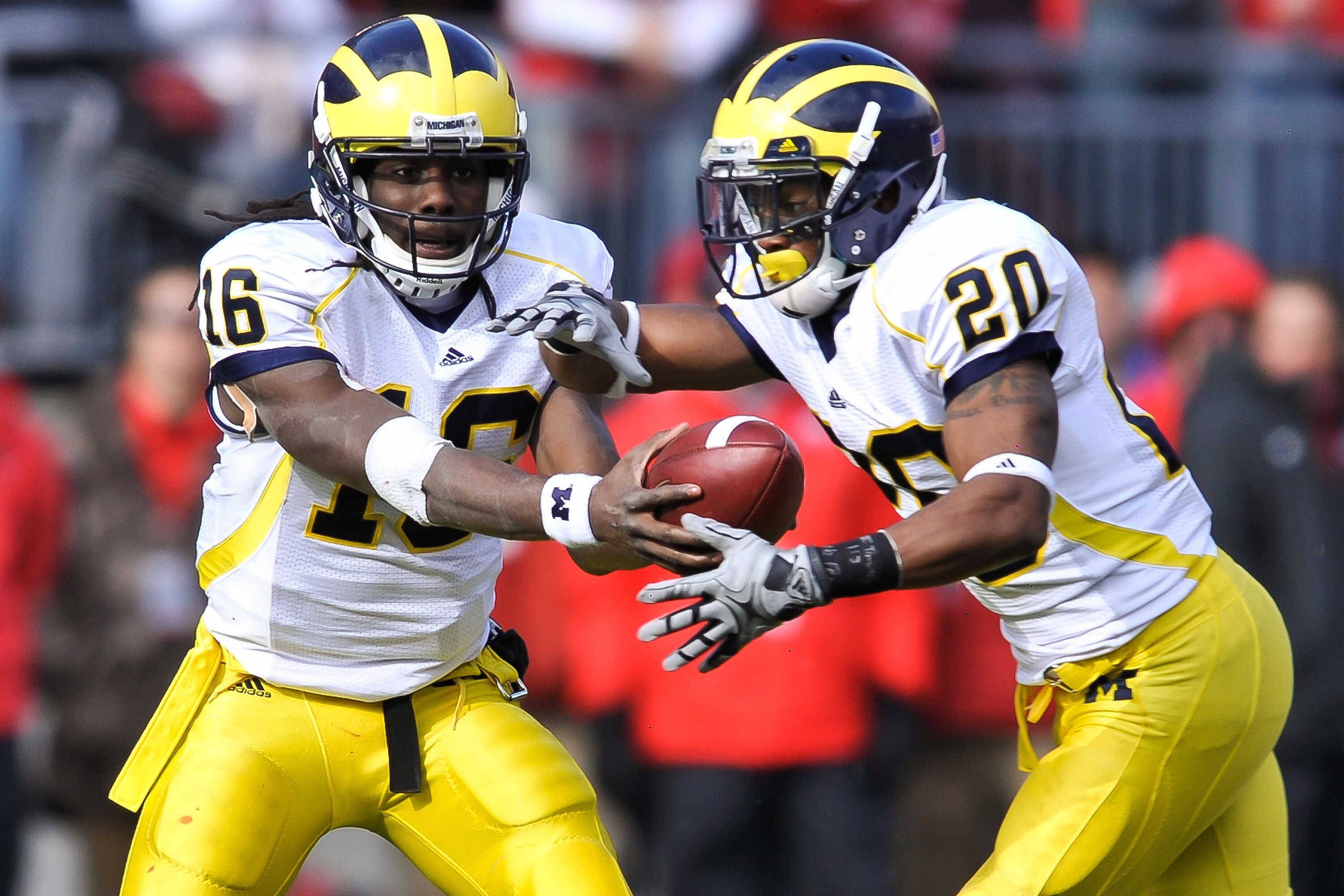 COLUMBUS, OH - NOVEMBER 27:  Quarterback Denard Robinson #16 of the Michigan Wolverines hands off to Michael Shaw #20 of the Michigan Wolverines against the Ohio State Buckeyes at Ohio Stadium on November 27, 2010 in Columbus, Ohio.  (Photo by Jamie Sabau