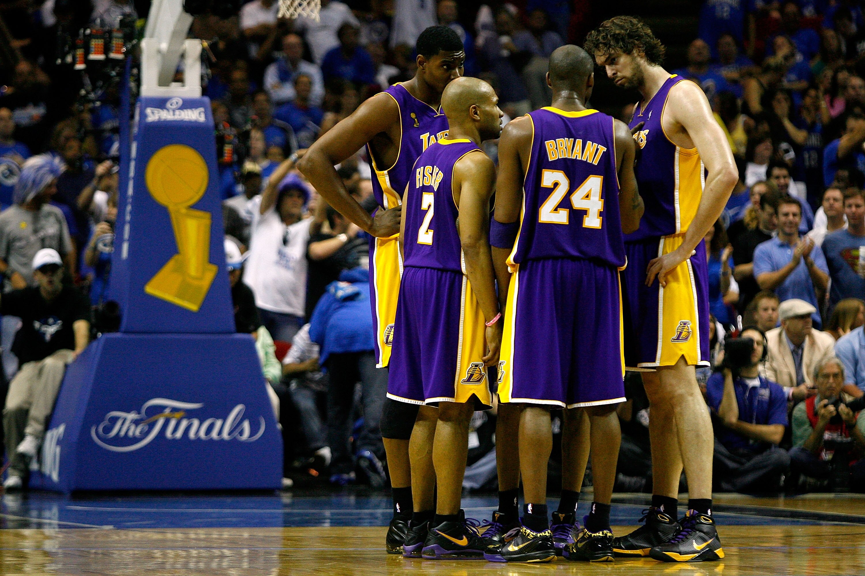 ORLANDO, FL - JUNE 11:  (L-R) Andrew Bynum #17, Derek Fisher #2, Kobe Bryant #24 and Pau Gasol #16 of the Los Angeles Lakers huddle in the first half against the Orlando Magic in Game Four of the 2009 NBA Finals on June 11, 2009 at Amway Arena in Orlando,