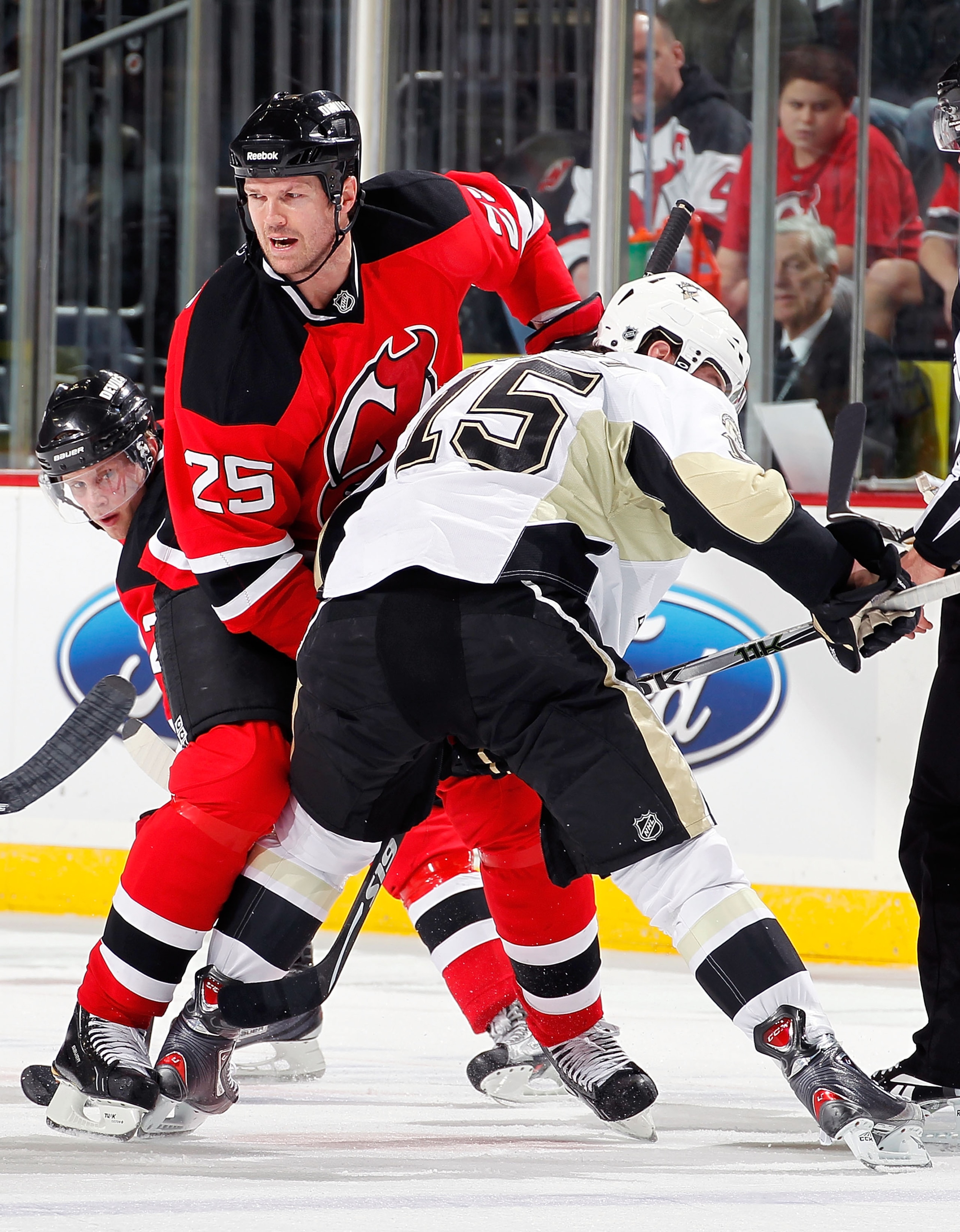 NEWARK, NJ - JANUARY 20:  Jason Arnott #25 of the New Jersey Devils works in a faceoff during an NHL hockey game against the Pittsburgh Penguins at the Prudential Center on January 20, 2011 in Newark, New Jersey.  (Photo by Paul Bereswill/Getty Images)