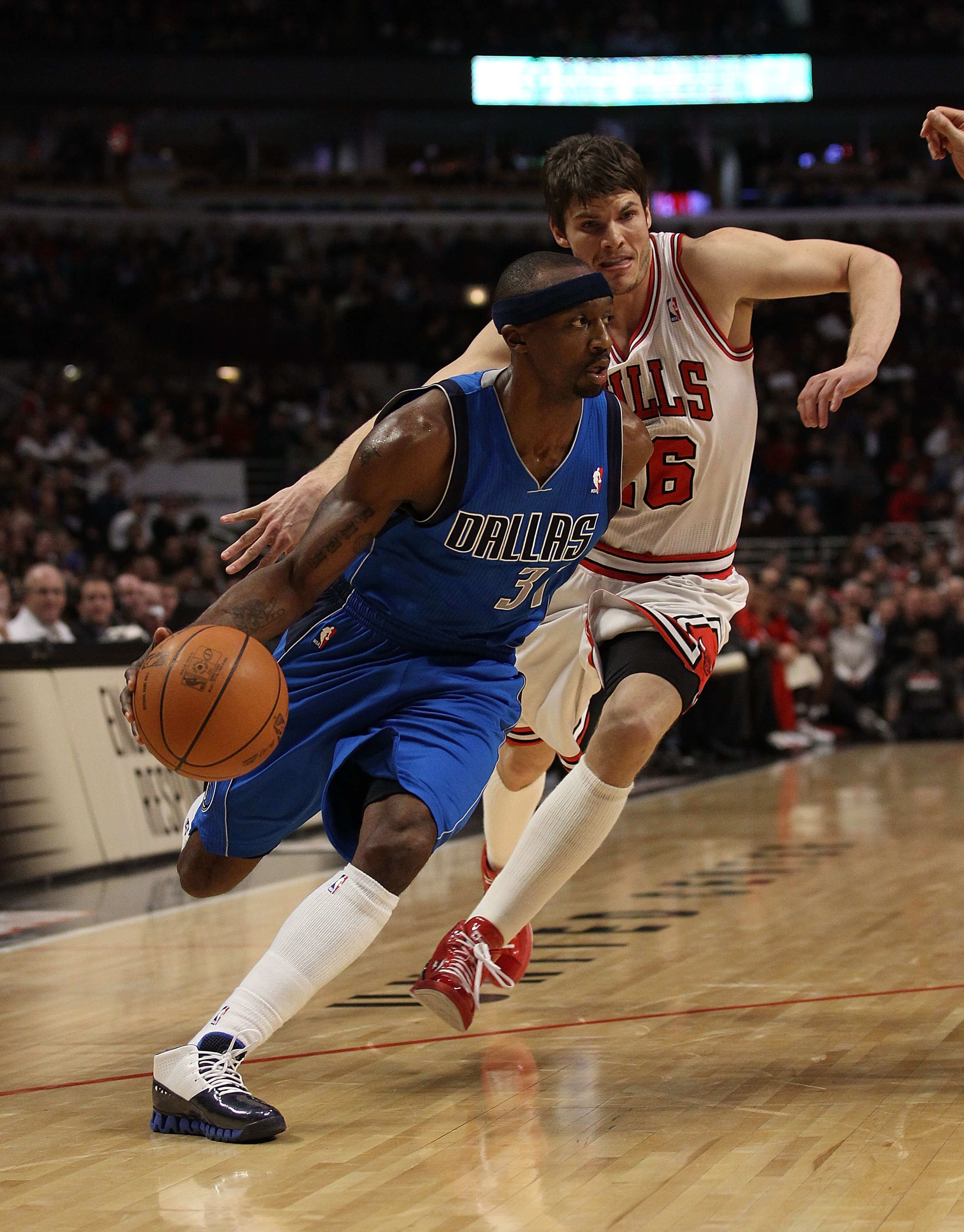CHICAGO, IL - JANUARY 20: Jason Terry #31 of the Dallas Mavericks drives past Kyle Korver #26 of the Chicago Bulls at the United Center on January 20, 2011 in Chicago, Illinois. The Bulls defeated the Mavericks 82-77. NOTE TO USER: User expressly acknowle CHICAGO, IL - JANUARY 20: Jason Terry #31 of the Dallas Mavericks drives past Kyle Korver #26 of the Chicago Bulls at the United Center on January 20, 2011 in Chicago, Illinois. The Bulls defeated the Mavericks 82-77. NOTE TO USER: User expressly acknowle