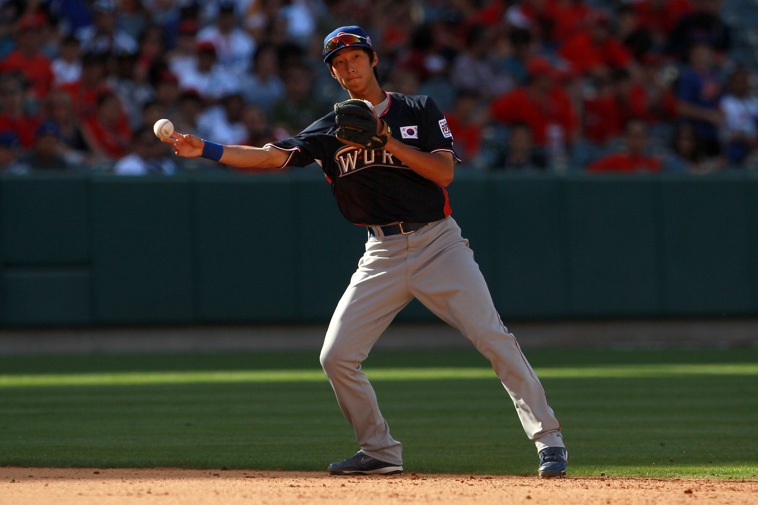 ANAHEIM, CA - JULY 11:  World Futures All-Star Hak-Ju Lee #31 of the Chicago Cubs throws the ball during the 2010 XM All-Star Futures Game at Angel Stadium of Anaheim on July 11, 2010 in Anaheim, California.  (Photo by Jeff Gross/Getty Images)
