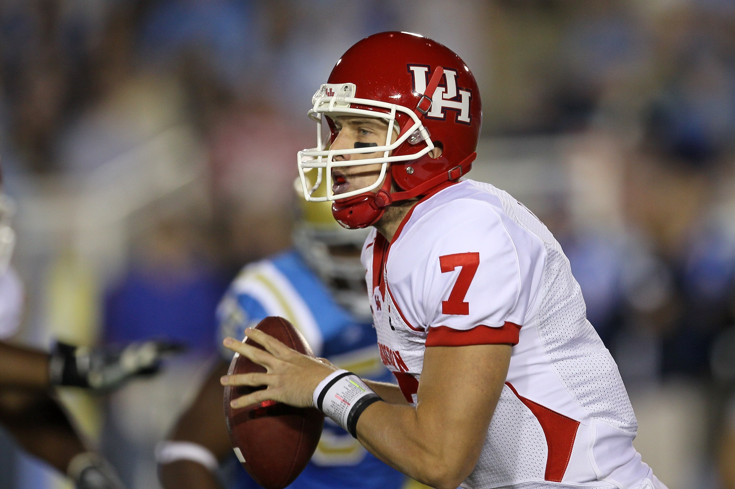 PASADENA, CA - SEPTEMBER 18:  Quarterback Case Keenum #7 of the Houston Cougars drops back to pass against the UCLA Bruins in the second quarter at the Rose Bowl on September 18, 2010 in Pasadena, California.  UCLA won 31-13.  (Photo by Stephen Dunn/Getty