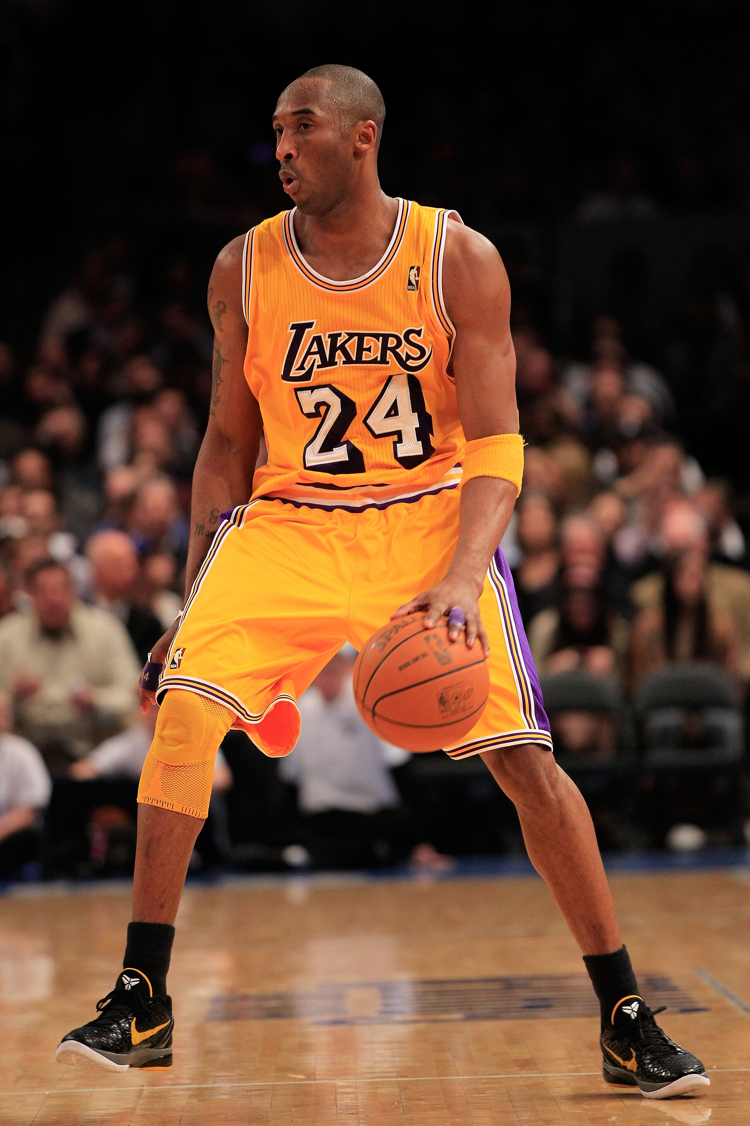 NEW YORK, NY - FEBRUARY 11:  Kobe Bryant #24 of the Los Angeles Lakers dribbles the ball against the New York Knicks at Madison Square Garden on February 11, 2011 in New York City. NOTE TO USER: User expressly acknowledges and agrees that, by downloading