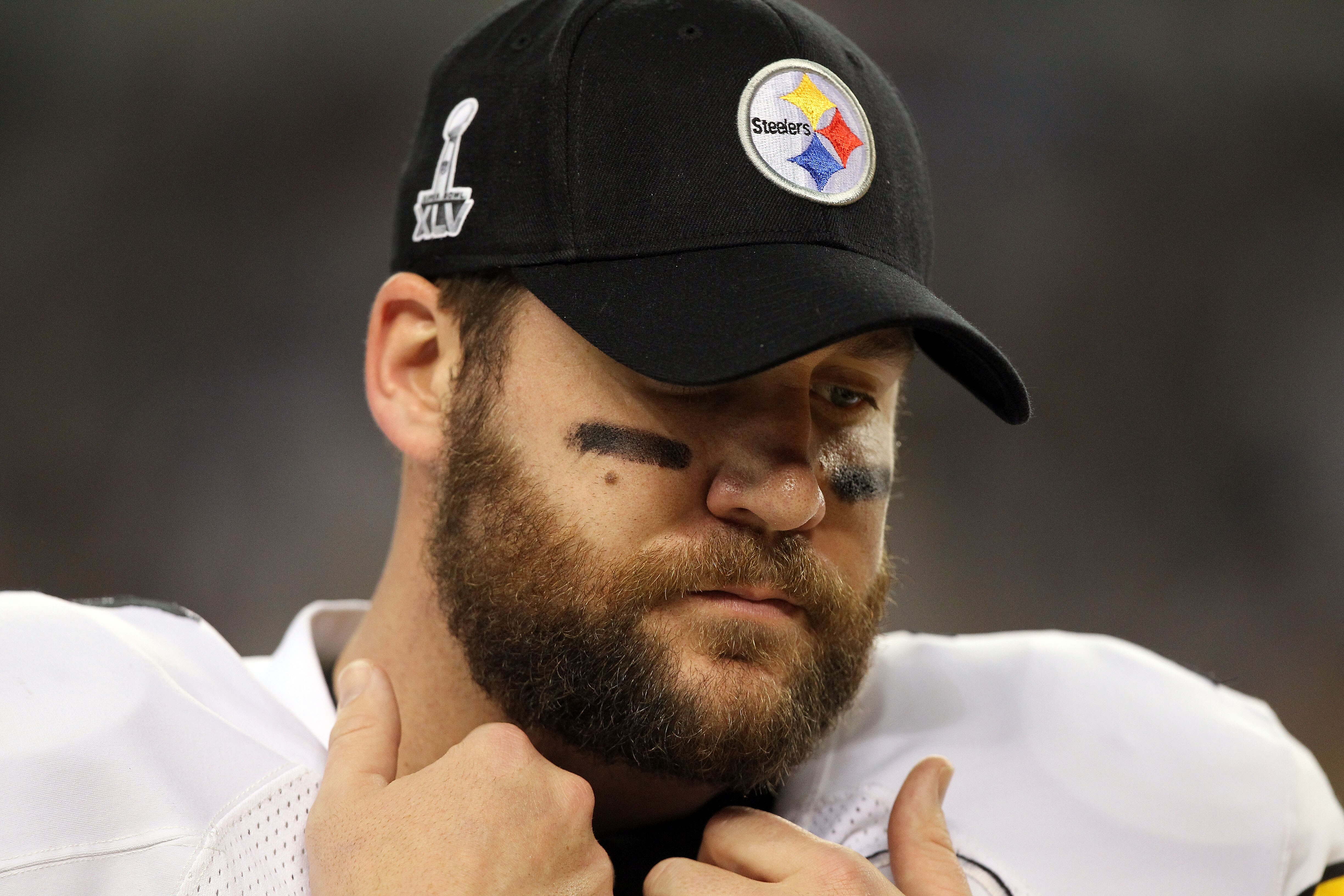 ARLINGTON, TX - FEBRUARY 06: Ben Roethlisberger #7 of the Pittsburgh Steelers stands with his head down during Super Bowl XLV against the Green Bay Packers at Cowboys Stadium on February 6, 2011 in Arlington, Texas.  (Photo by Al Bello/Getty Images)