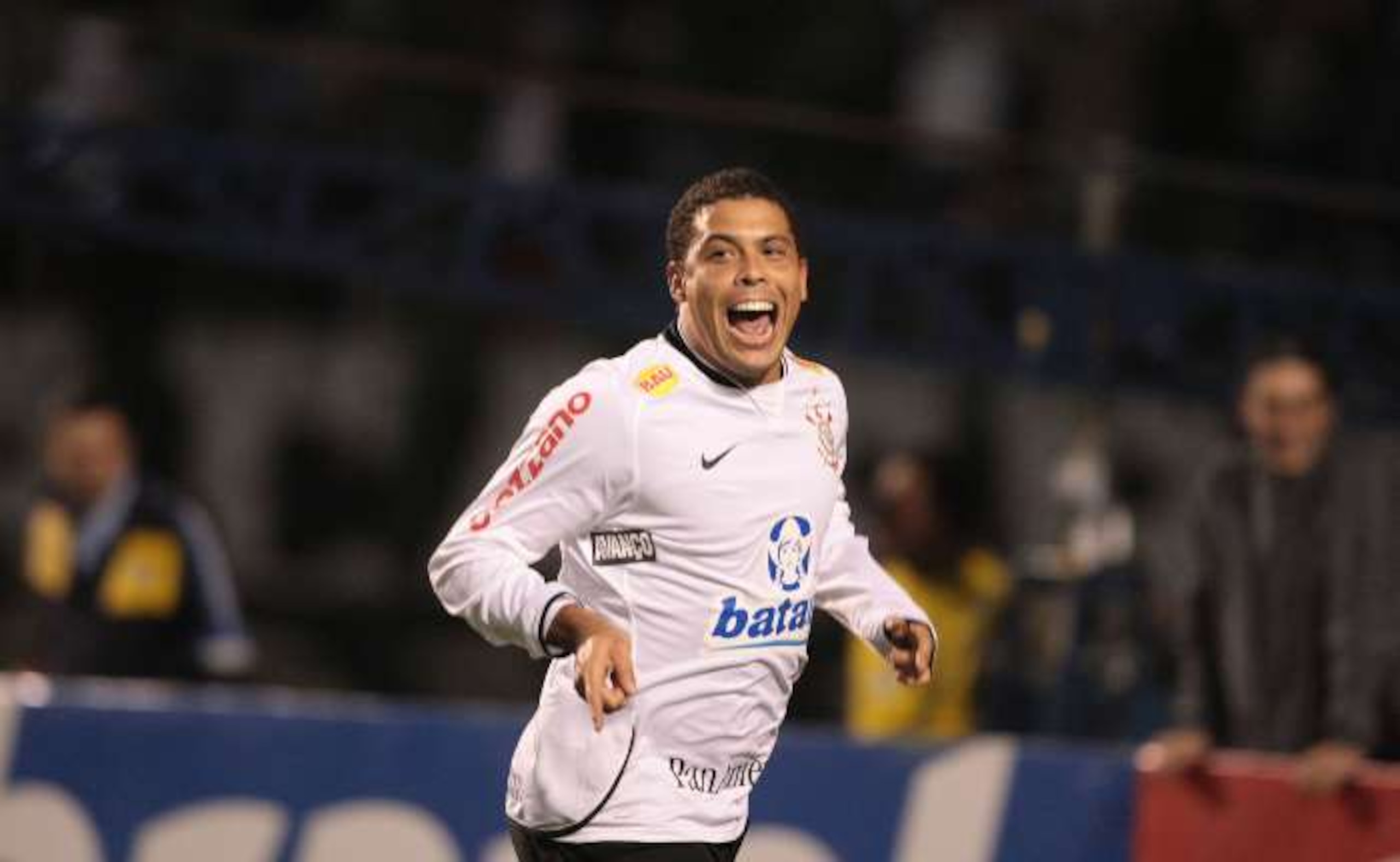 Ronaldo scored on goal on the first leg of the Copa do Brasil Final against Inter. Ronaldo scored on goal on the first leg of the Copa do Brasil Final against Inter.