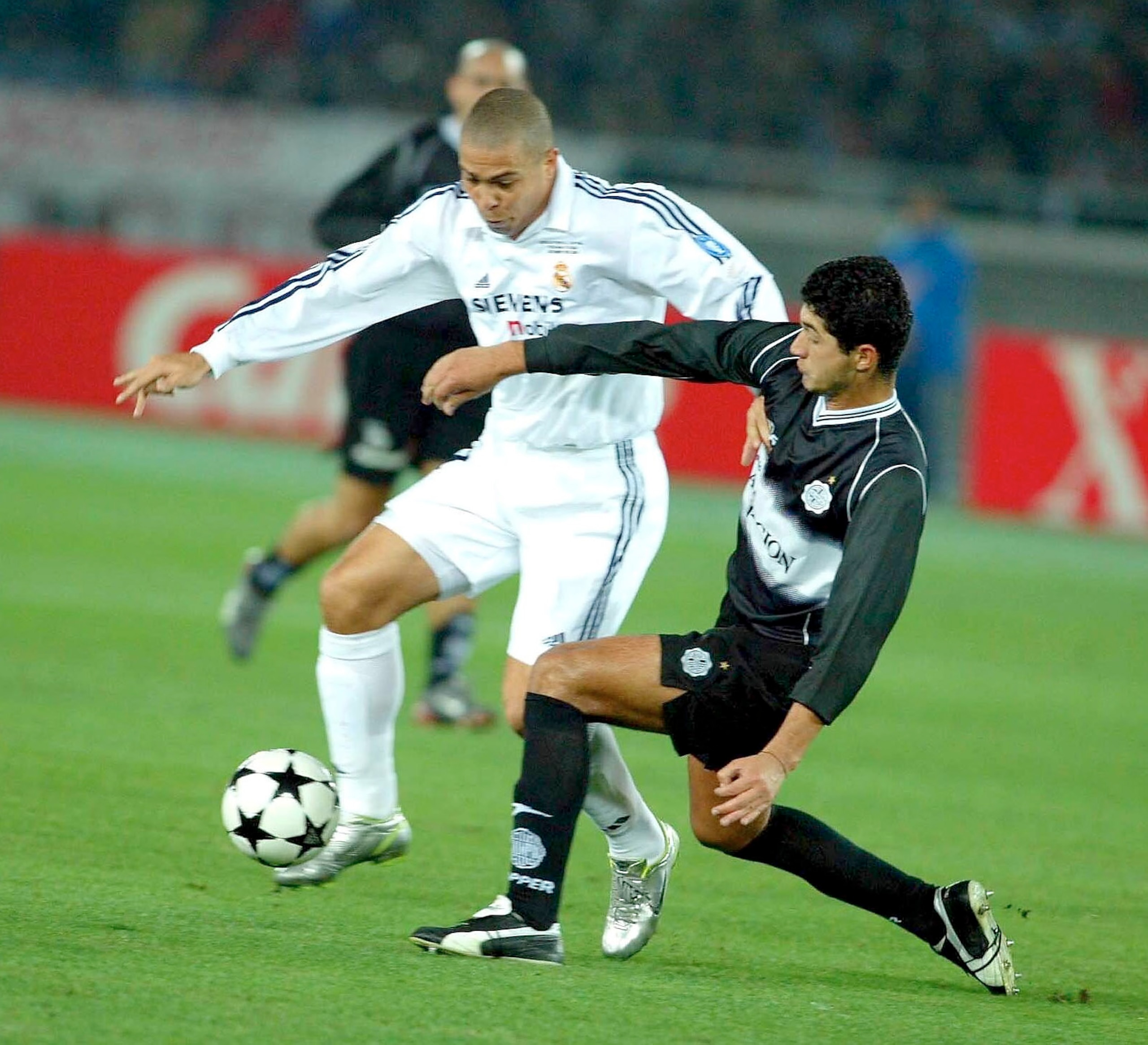 TOKYO - DECEMBER 3: Ronaldo of Real Madrid in action during the Toyota Intercontinental Cup between Real Madrid and Olimpia, played at the Yokohama Stadium, Tokyo, Japan on December 5, 2002. (Photo by Firto Foto/Getty Images) TOKYO - DECEMBER 3: Ronaldo of Real Madrid in action during the Toyota Intercontinental Cup between Real Madrid and Olimpia, played at the Yokohama Stadium, Tokyo, Japan on December 5, 2002. (Photo by Firto Foto/Getty Images)