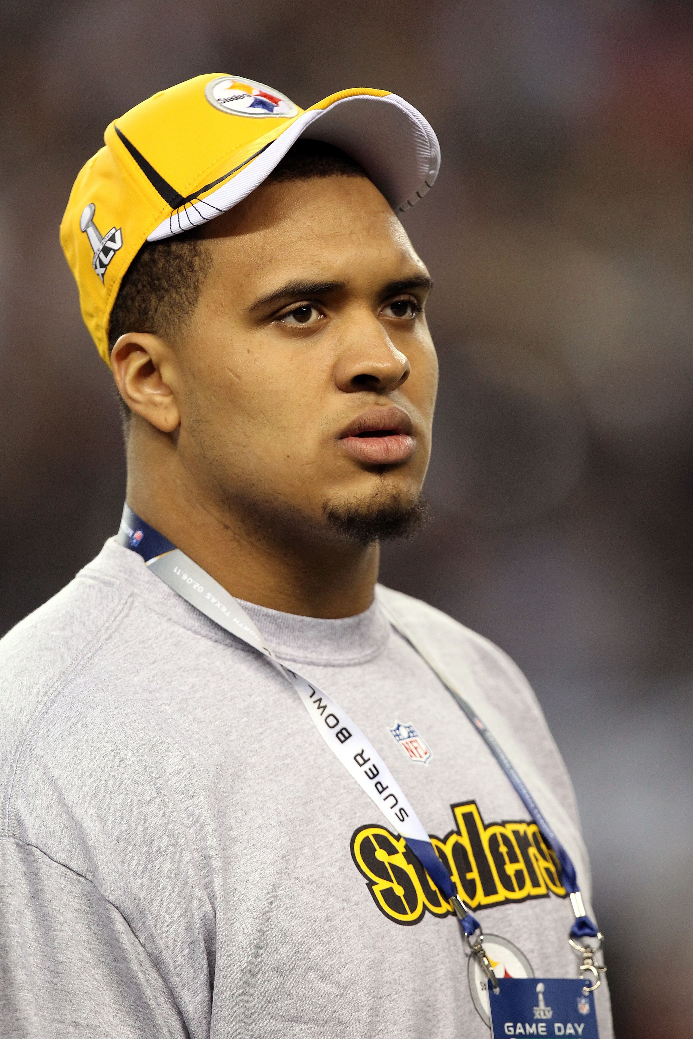 ARLINGTON, TX - FEBRUARY 06:  An injured Maurkice Pouncey #53 of the Pittsburgh Steelers looks on prior to their game against the Green Bay Packers during Super Bowl XLV at Cowboys Stadium on February 6, 2011 in Arlington, Texas.  (Photo by Ronald Martine