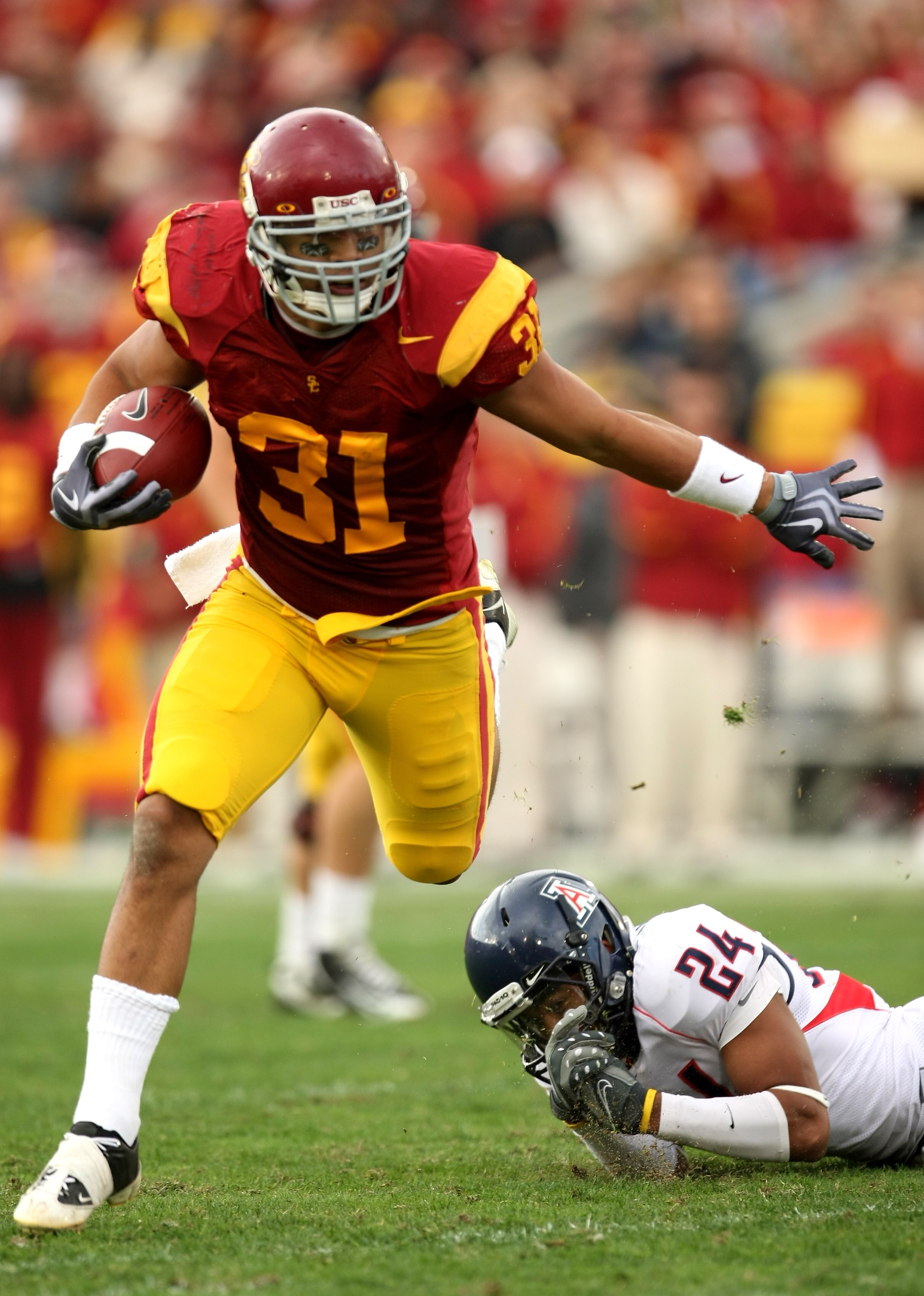 LOS ANGELES - DECEMBER 5:  Fullback Stanley Havili #31 of the USC Trojans carries the ball against the Arizona Wildcats on December 5, 2009 at the Los Angeles Coliseum in Los Angeles, California.   (Photo by Stephen Dunn/Getty Images)