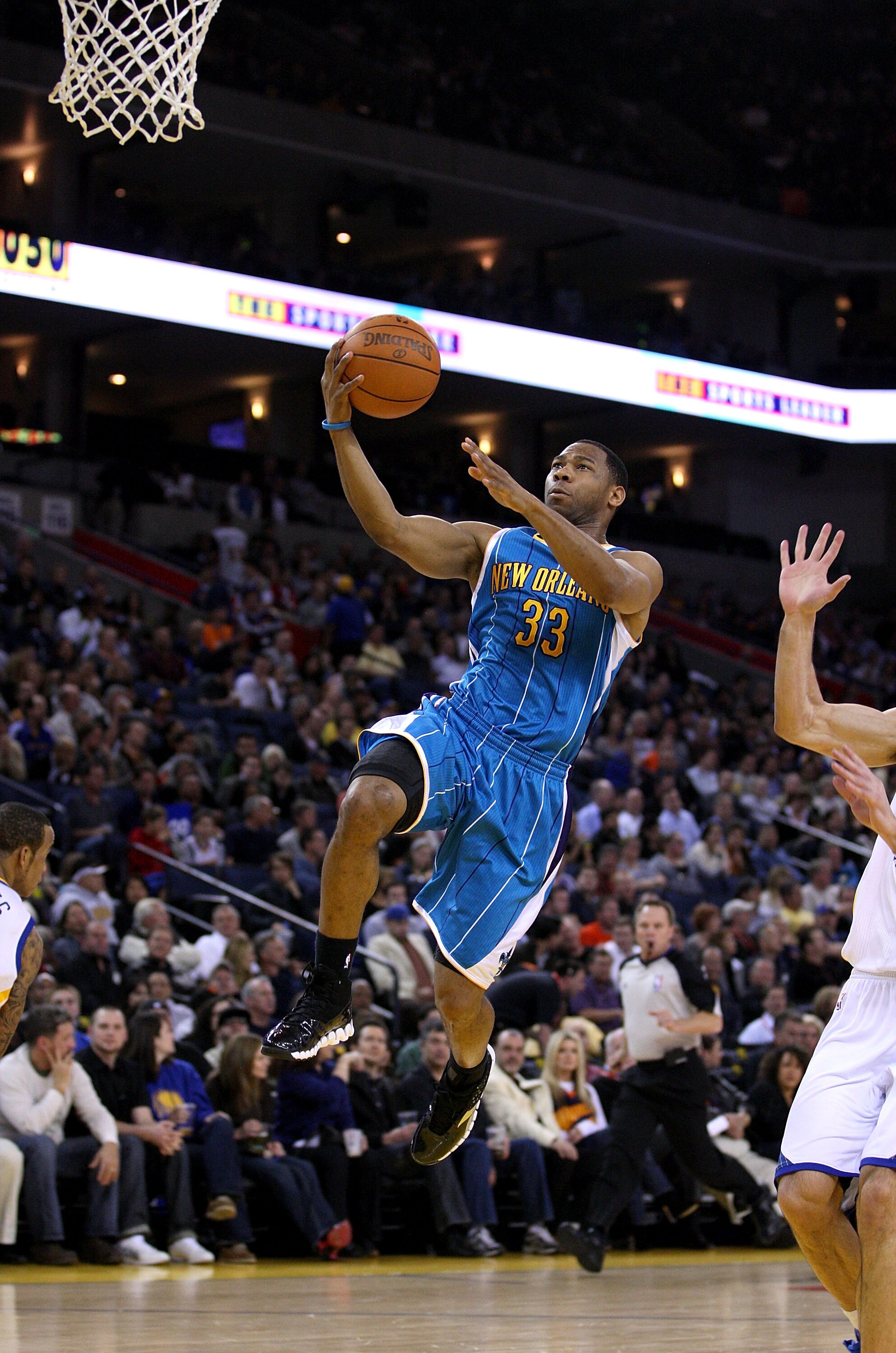 OAKLAND, CA - JANUARY 26:  Willie Green #33 of the New Orleans Hornets drives to the basket against the Golden State Warriors at Oracle Arena on January 26, 2011 in Oakland, California.  NOTE TO USER: User expressly acknowledges and agrees that, by downlo