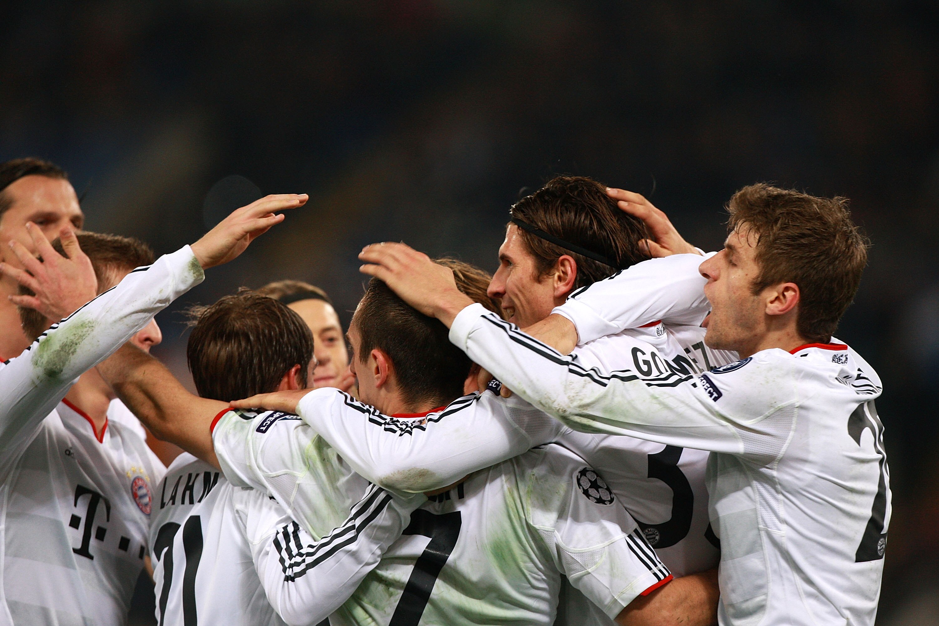 ROME - NOVEMBER 23:  Mario Gomez (2ndR) with his teammates of FC Bayern Muenchen celebrates after scoring the opening goal during the UEFA Champions League Group E match between AS Roma and FC Bayern Muenchen at Stadio Olimpico on November 23, 2010 in Rom