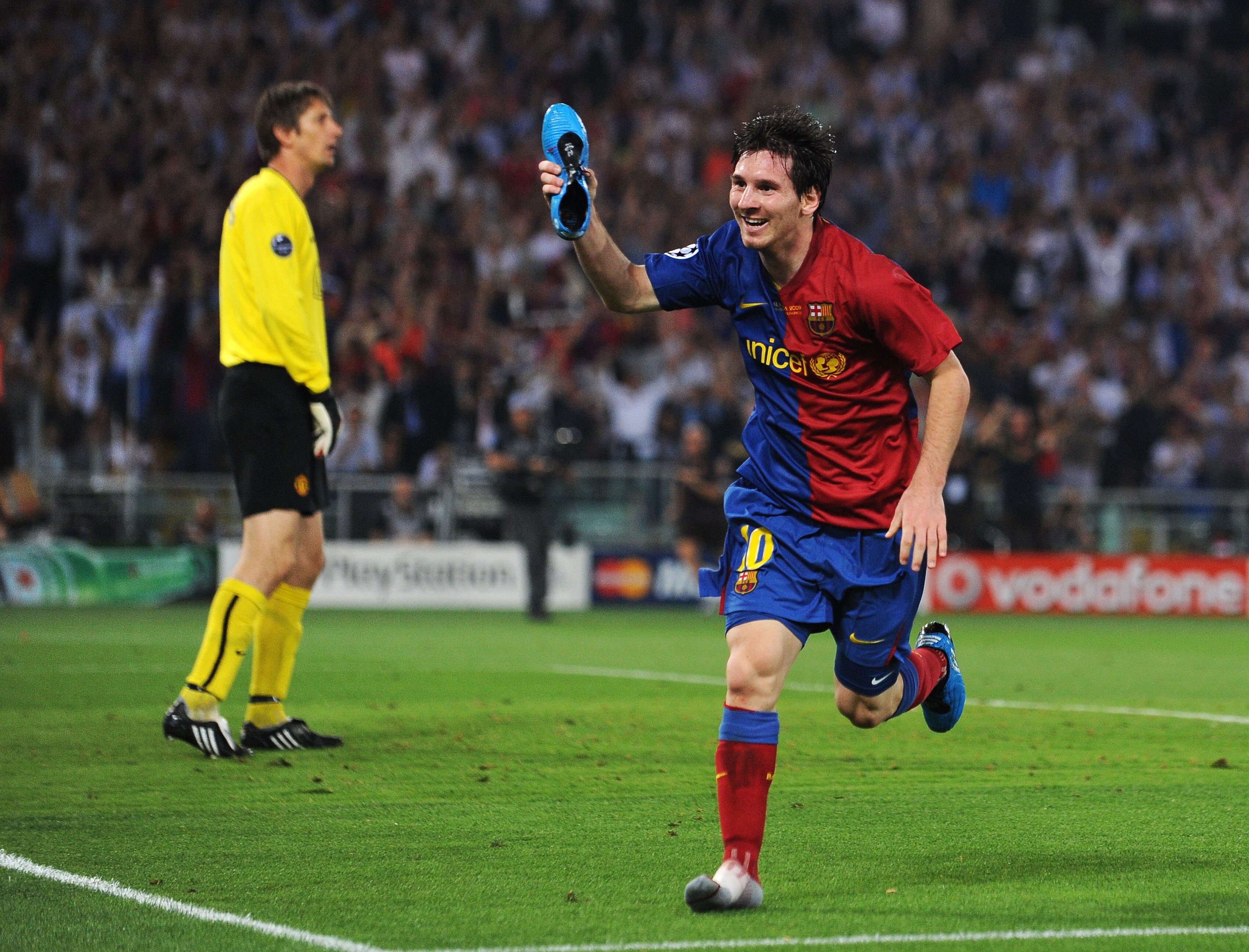 ROME - MAY 27:  Lionel Messi of Barcelona celebrates scoring the second goal for Barcelona during the UEFA Champions League Final match between Barcelona and Manchester United at the Stadio Olimpico on May 27, 2009 in Rome, Italy.  (Photo by Jasper Juinen