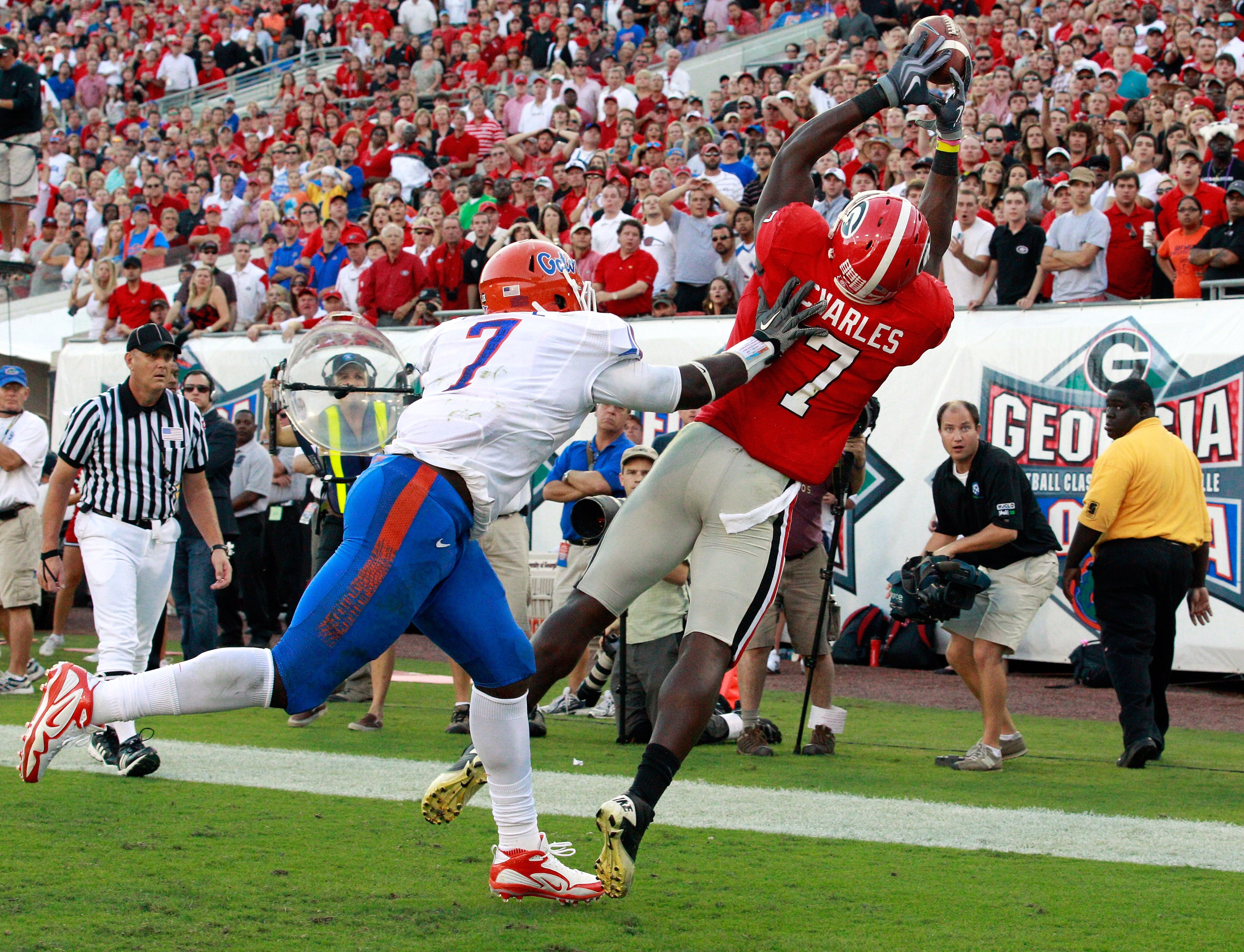 JACKSONVILLE, FL - OCTOBER 30:  Orson Charle #7 of the Georgia Bulldogs attempts to catch a pass against Ronald Powell #7 of the Florida Gators during the game at EverBank Field on October 30, 2010 in Jacksonville, Florida.  (Photo by Sam Greenwood/Getty
