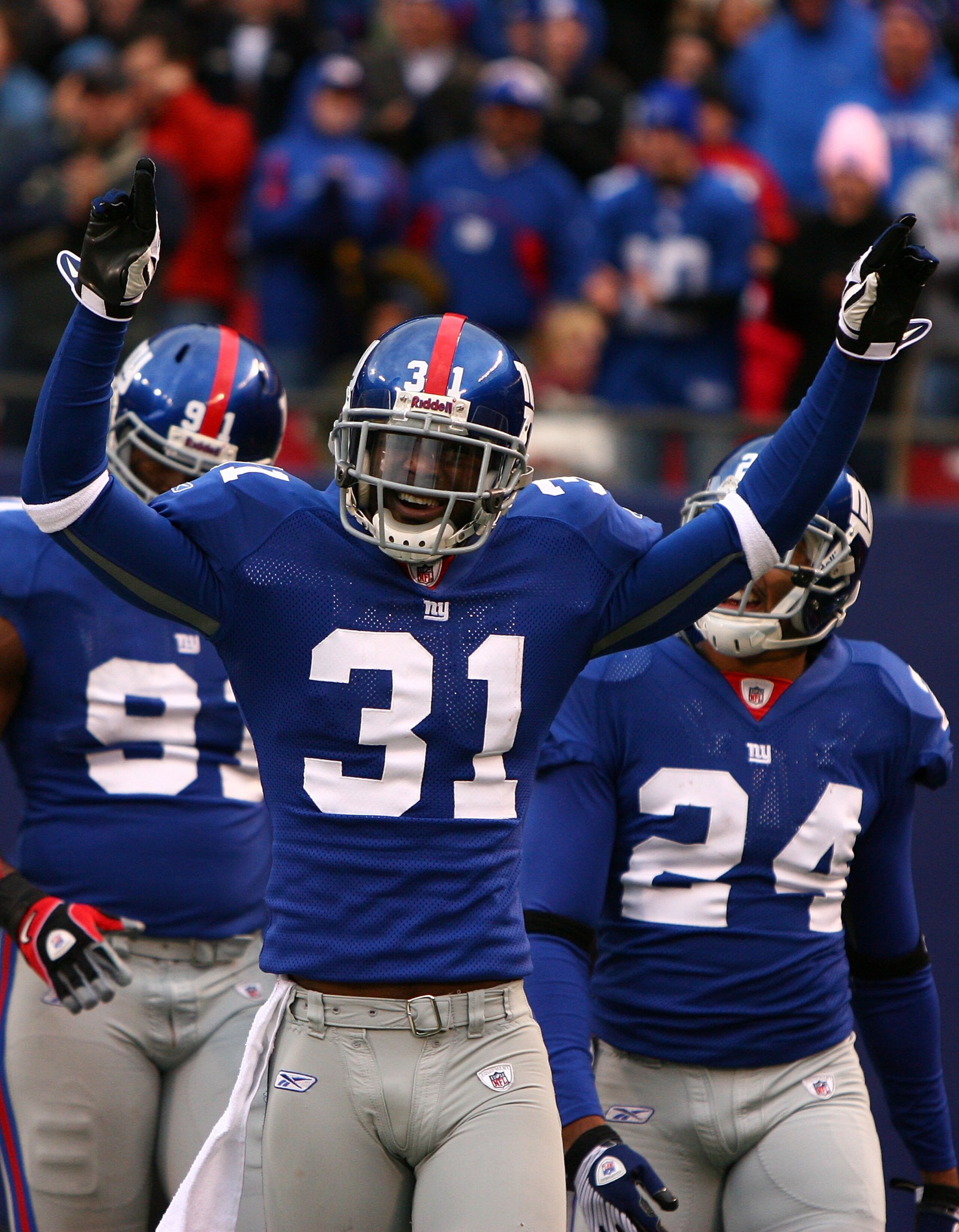 EAST RUTHERFORD, NJ - NOVEMBER 16:  Aaron Ross #31 of the New York Giants celebrates after returning an interception for a touchdown against  the Baltimore Ravens in the fourth quarter of  their game on November 16, 2008 at Giants Stadium in East Rutherfo