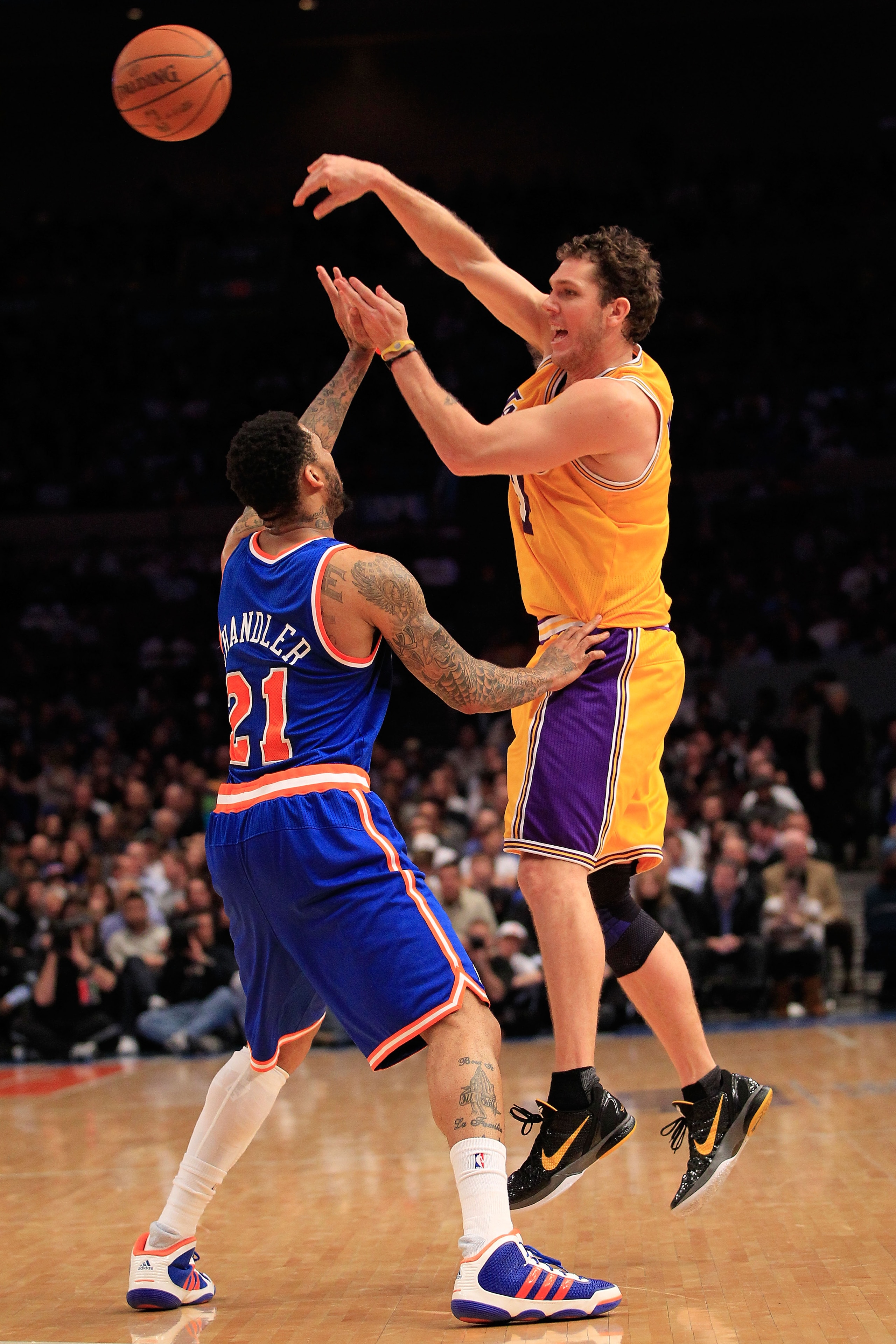 NEW YORK, NY - FEBRUARY 11:  Luke Walton #4  of the Los Angeles Lakers passes the ball over Wilson Chandler #21 of the New York Knicks at Madison Square Garden on February 11, 2011 in New York City. NOTE TO USER: User expressly acknowledges and agrees tha