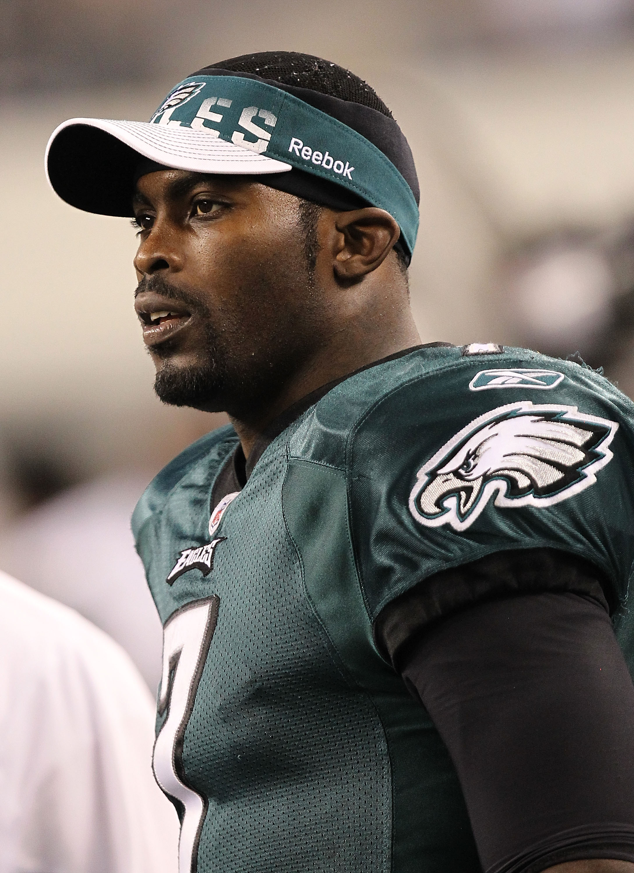 ARLINGTON, TX - DECEMBER 12:  Quarterback Michael Vick #7 of the Philadelphia Eagles at Cowboys Stadium on December 12, 2010 in Arlington, Texas.  (Photo by Ronald Martinez/Getty Images)