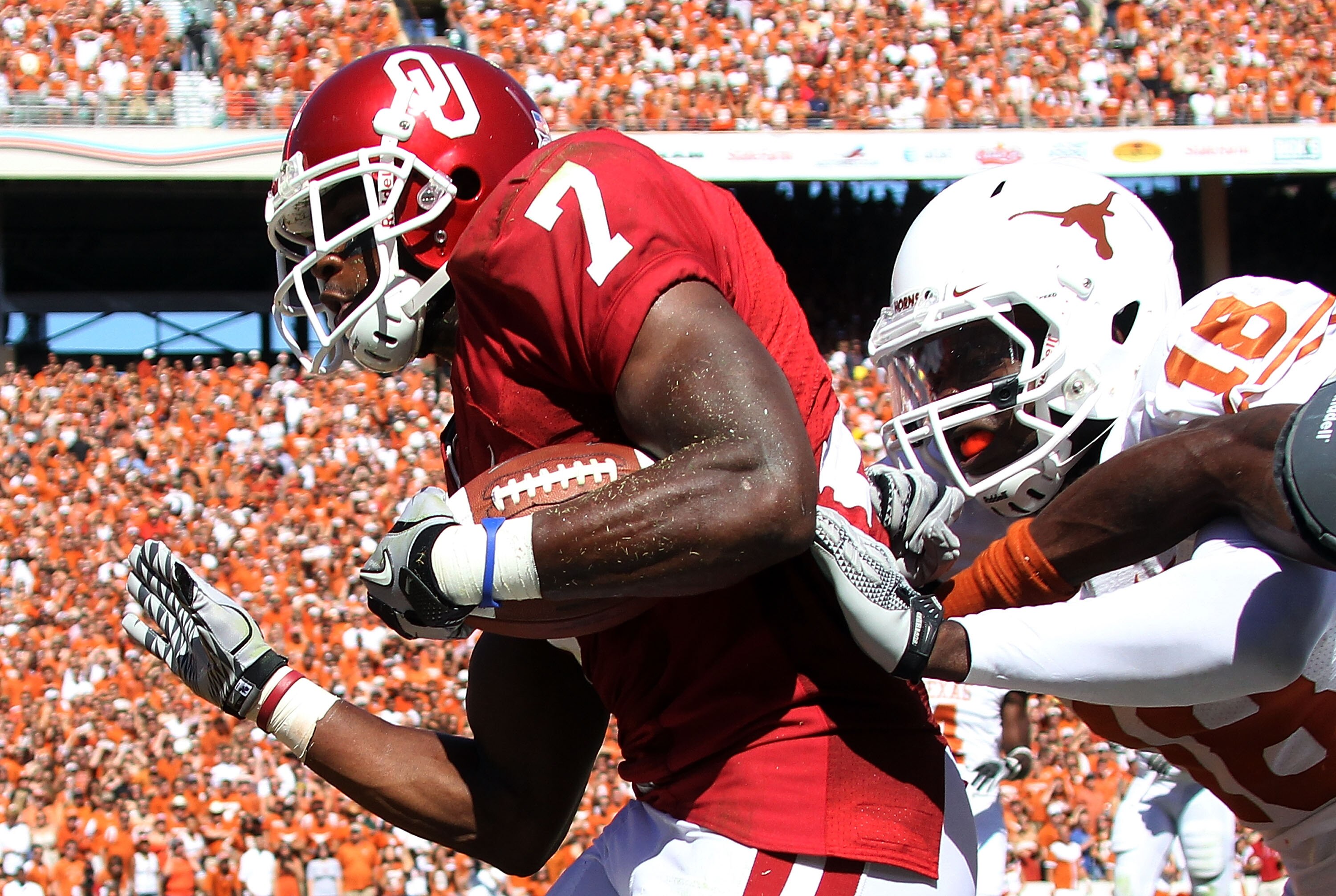 DALLAS - OCTOBER 02:  Running back Demarco Murray #7 of the Oklahoma Sooners runs for a touchdown past D.J. Grant #18 of the Texas Longhorns in the first quarter at the Cotton Bowl on October 2, 2010 in Dallas, Texas.  (Photo by Ronald Martinez/Getty Imag
