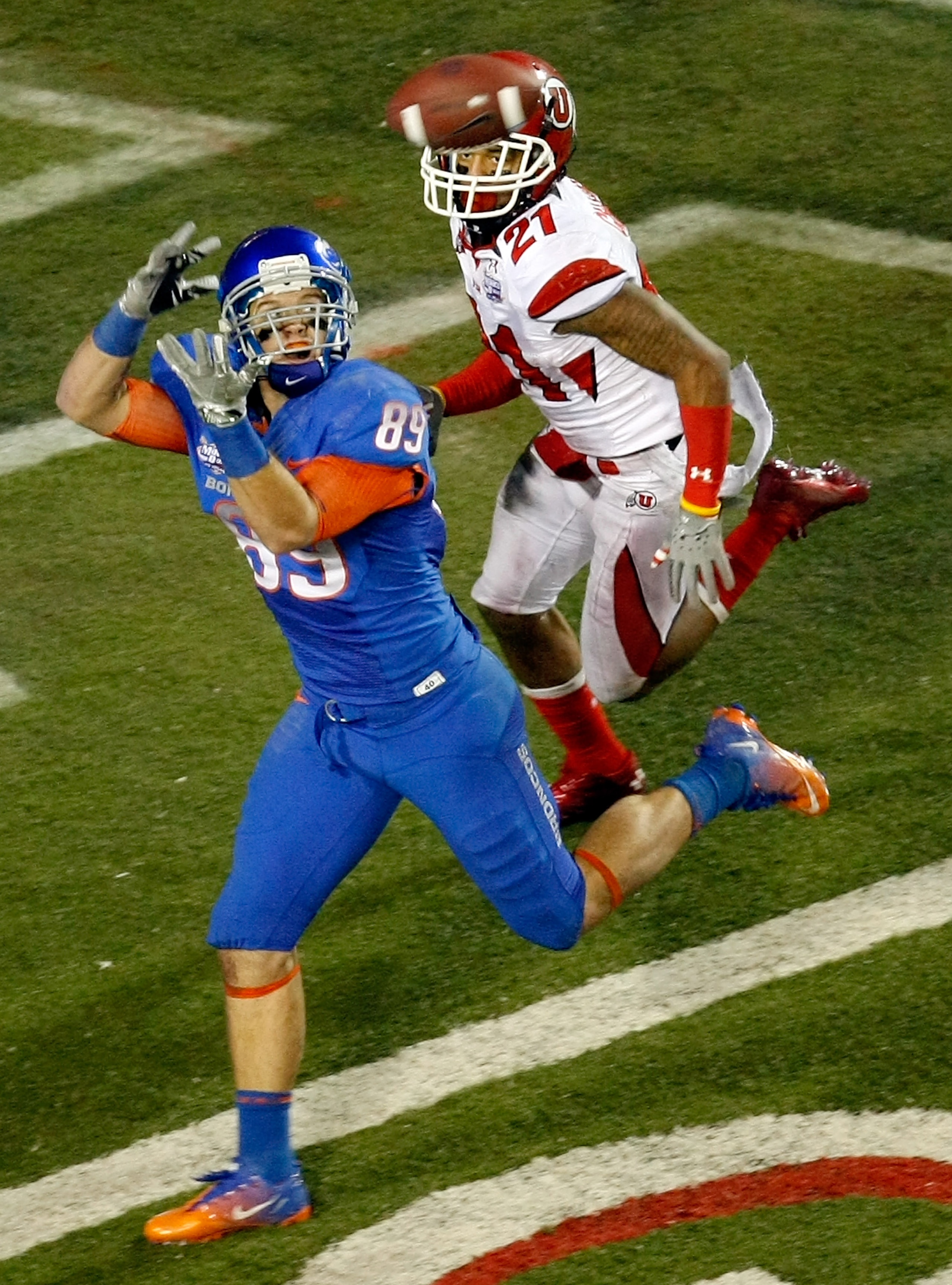 LAS VEGAS, NV - DECEMBER 22: Tyler Shoemaker #89 of the Boise State Broncos is unable to catch a pass at the goal line in front of Lamar Chapman #21 of the Utah Utes during the MAACO Bowl Las Vegas at Sam Boyd Stadium December 22, 2010 in Las Vegas, Nevad