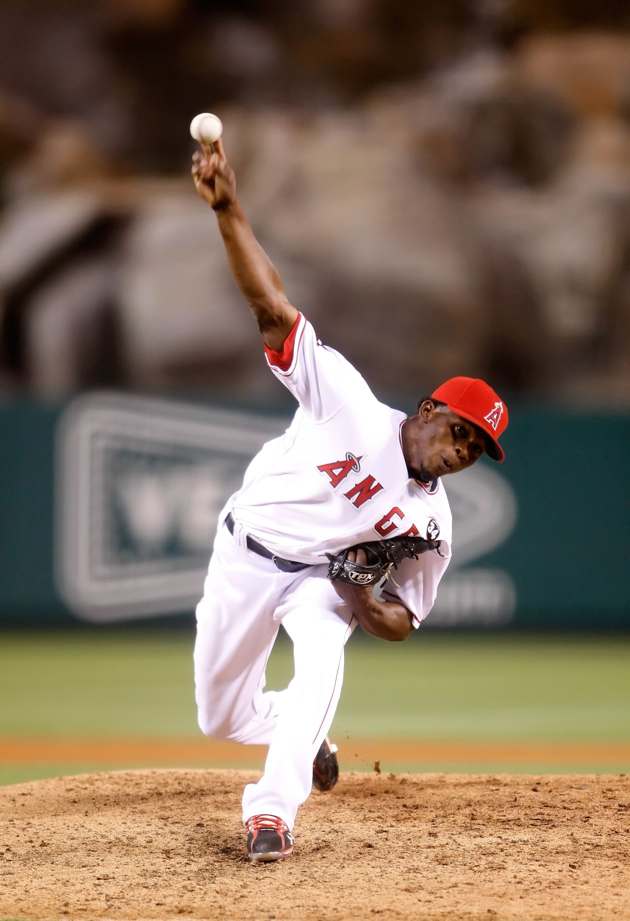 ANAHEIM, CA - SEPTEMBER 29:  Jose Arredondo #66 of the Los Angeles Angels of Anaheim pitches against the Texas Rangers at Angel Stadium on September 29, 2009 in Anaheim, California.  (Photo by Jeff Gross/Getty Images)