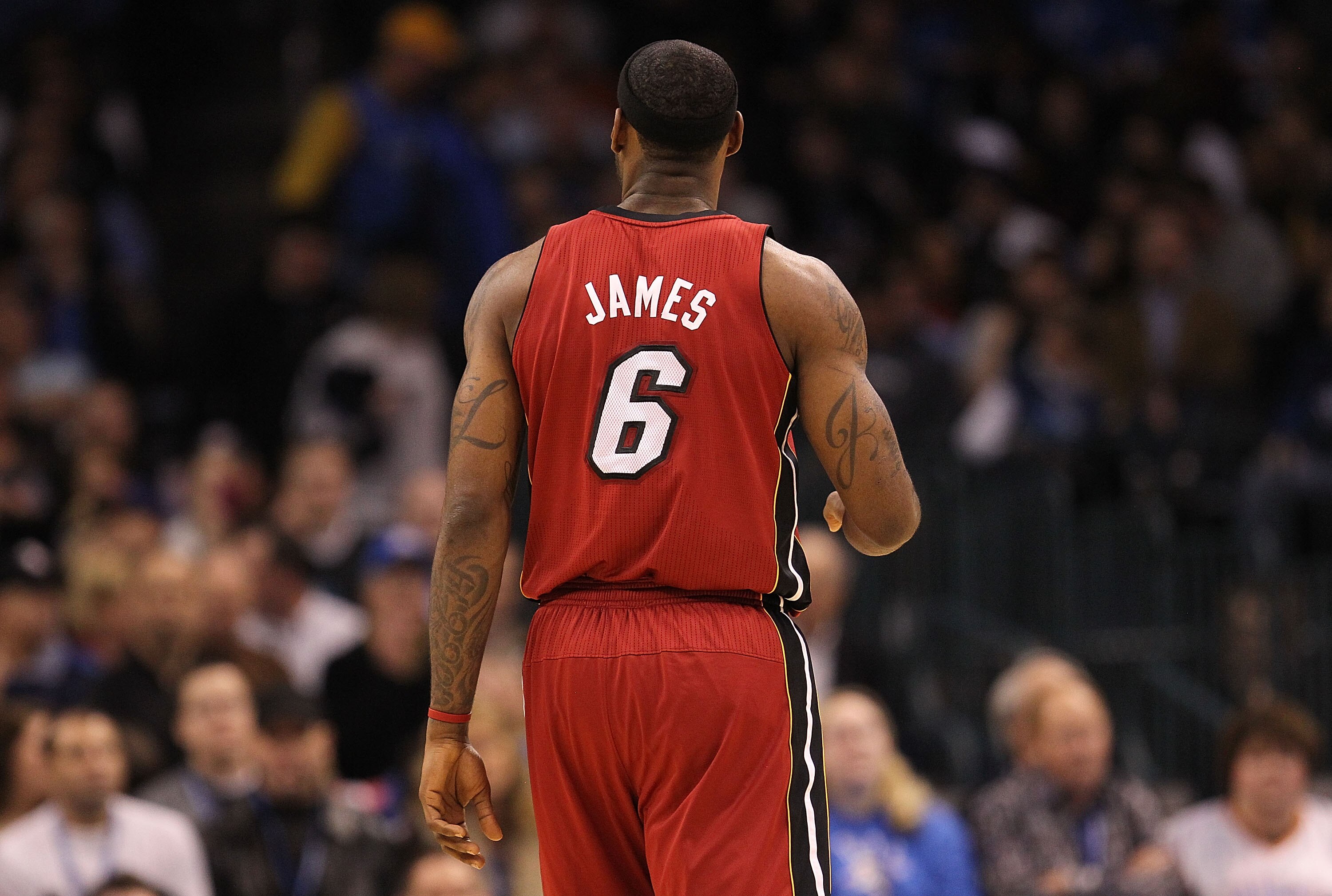 OKLAHOMA CITY, OK - JANUARY 30:  Forward LeBron James #6 of the Miami Heat at Ford Center on January 30, 2011 in Oklahoma City, Oklahoma.  NOTE TO USER: User expressly acknowledges and agrees that, by downloading and or using this photograph, User is cons