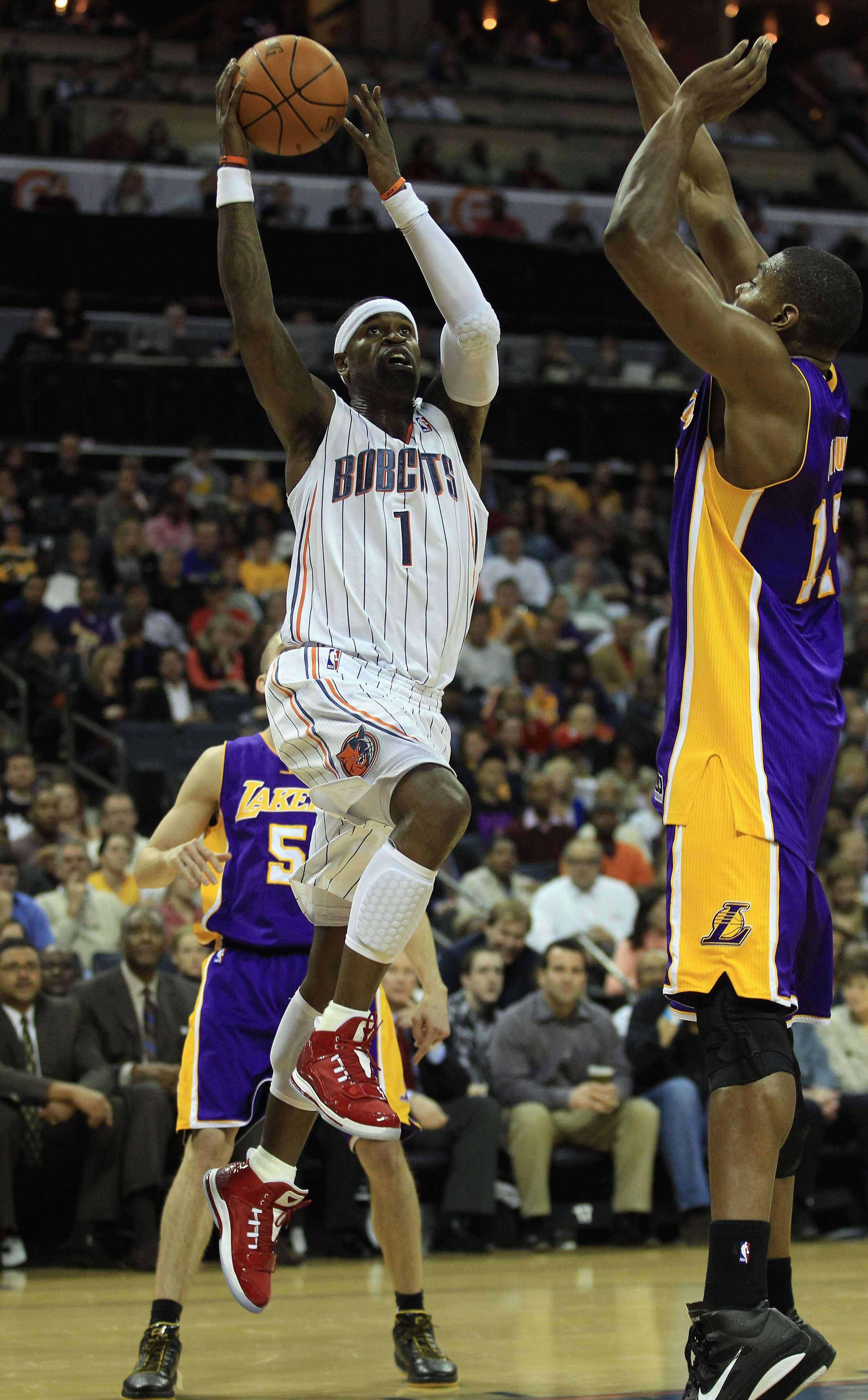 CHARLOTTE, NC - FEBRUARY 14: Andrew Bynum #17 of the Los Angeles Lakers tries to stop Stephen Jackson #1 of the Charlotte Bobcats during their game at Time Warner Cable Arena on February 14, 2011 in Charlotte, North Carolina. NOTE TO USER: User expressly CHARLOTTE, NC - FEBRUARY 14: Andrew Bynum #17 of the Los Angeles Lakers tries to stop Stephen Jackson #1 of the Charlotte Bobcats during their game at Time Warner Cable Arena on February 14, 2011 in Charlotte, North Carolina. NOTE TO USER: User expressly