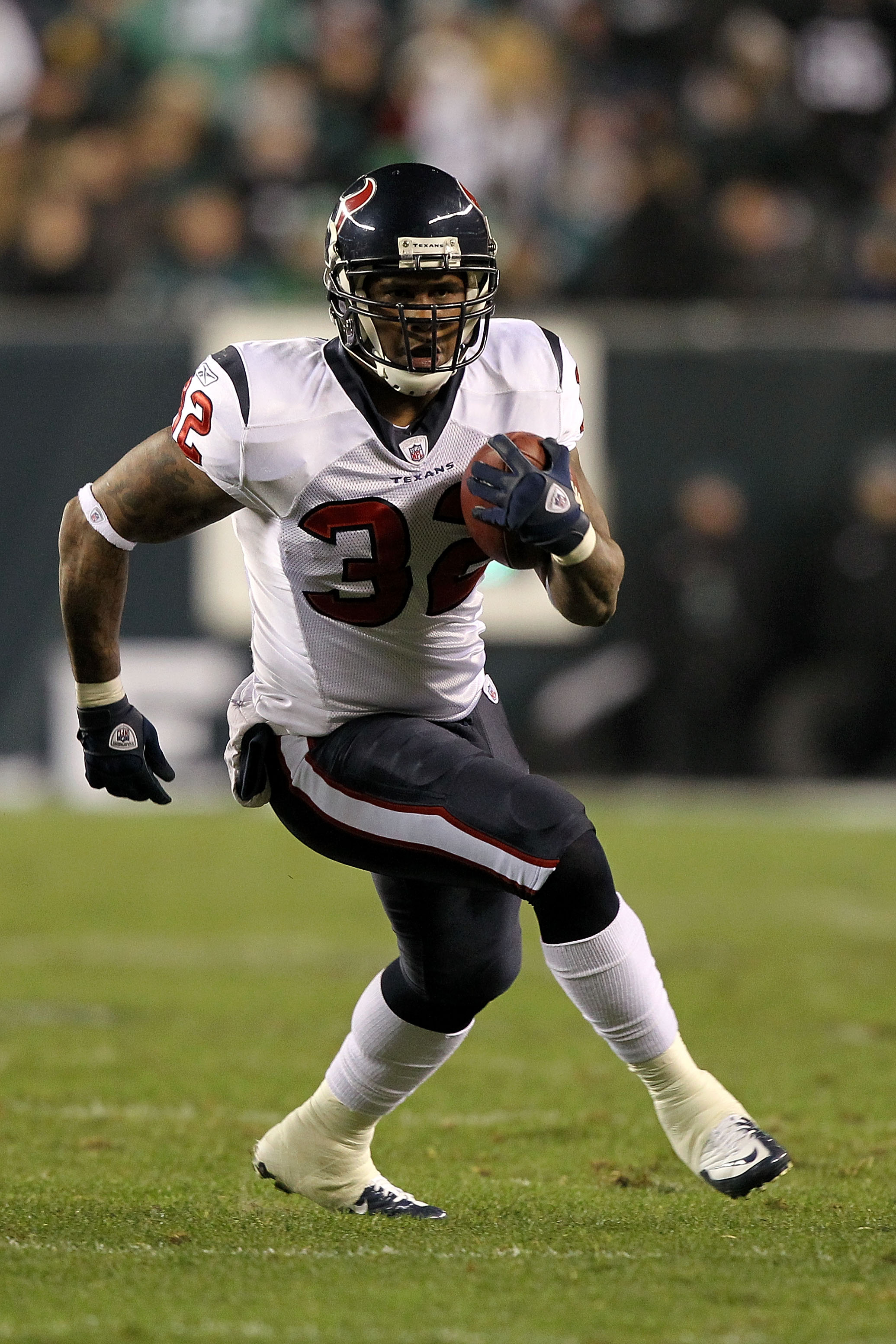 PHILADELPHIA, PA - DECEMBER 02:  Derrick Ward #32 of the Houston Texans runs the ball against the Philadelphia Eagles at Lincoln Financial Field on December 2, 2010 in Philadelphia, Pennsylvania. The Eagles won 34-24.  (Photo by Al Bello/Getty Images)