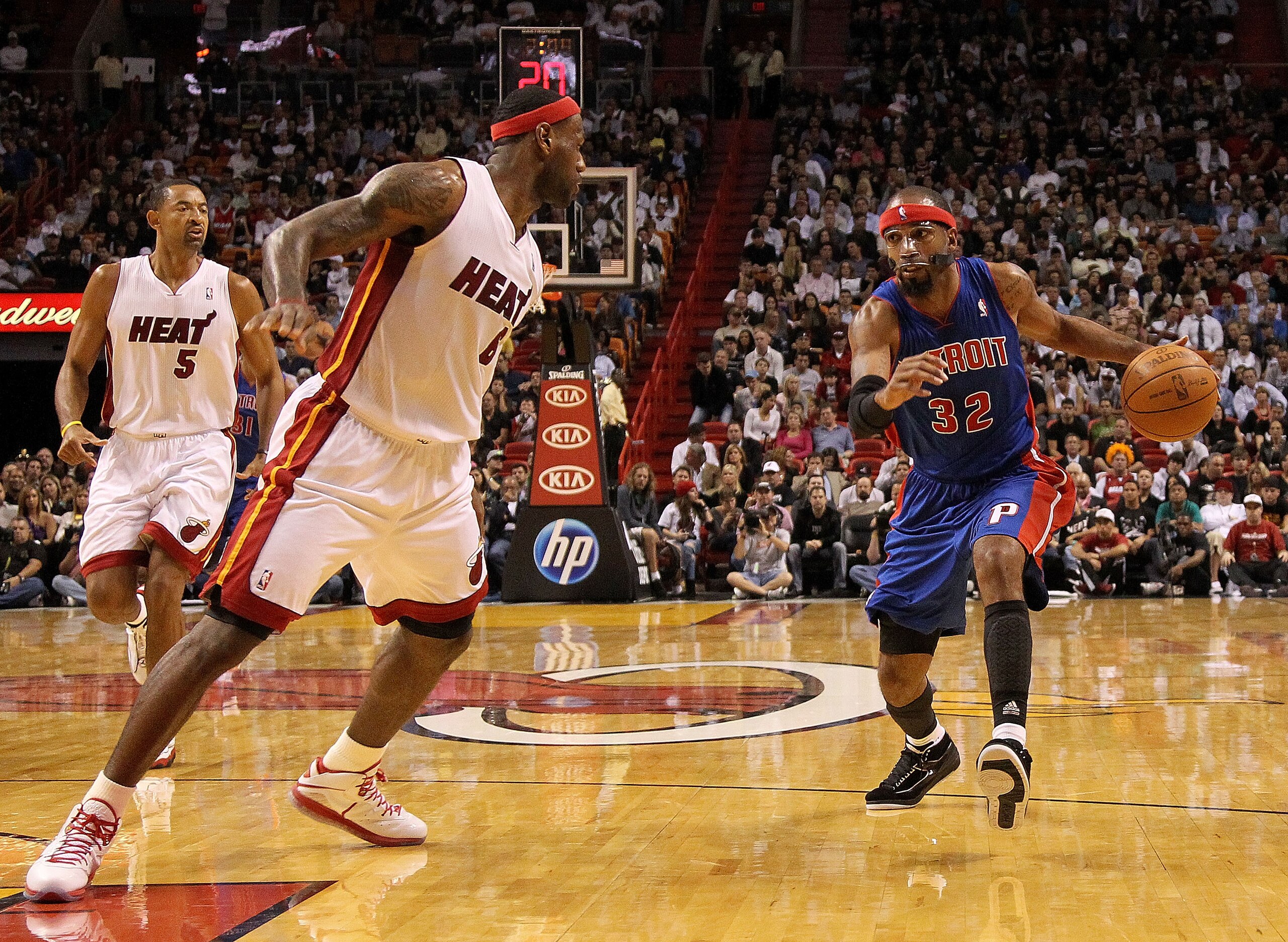 MIAMI, FL - DECEMBER 01: Richard Hamilton #32 of the Detroit Pistons dribbles around LeBron James #6 of the Miami Heat during a game at American Airlines Arena on December 1, 2010 in Miami, Florida. NOTE TO USER: User expressly acknowledges and agrees th MIAMI, FL - DECEMBER 01: Richard Hamilton #32 of the Detroit Pistons dribbles around LeBron James #6 of the Miami Heat during a game at American Airlines Arena on December 1, 2010 in Miami, Florida. NOTE TO USER: User expressly acknowledges and agrees th