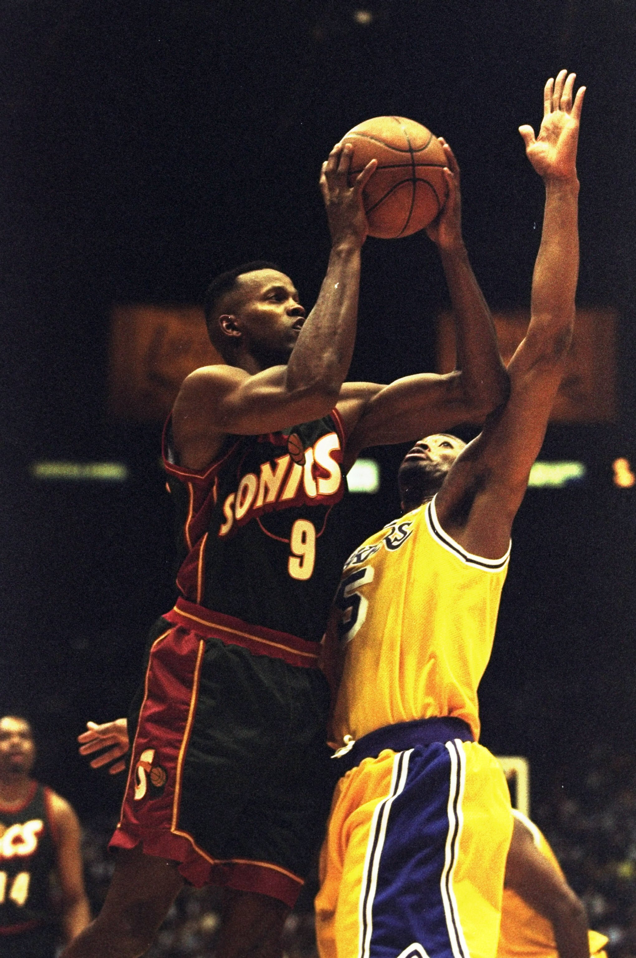 8 May 1998:  Dale Ellis of the Seattle Supersonics jumps for a shot in a match between the Seattle Supersonics v Los Angeles Lakers in the NBA League played at the Great Western Forum, Inglewood, California, USA. Lakers won the match 119-103. \ MandatoryC