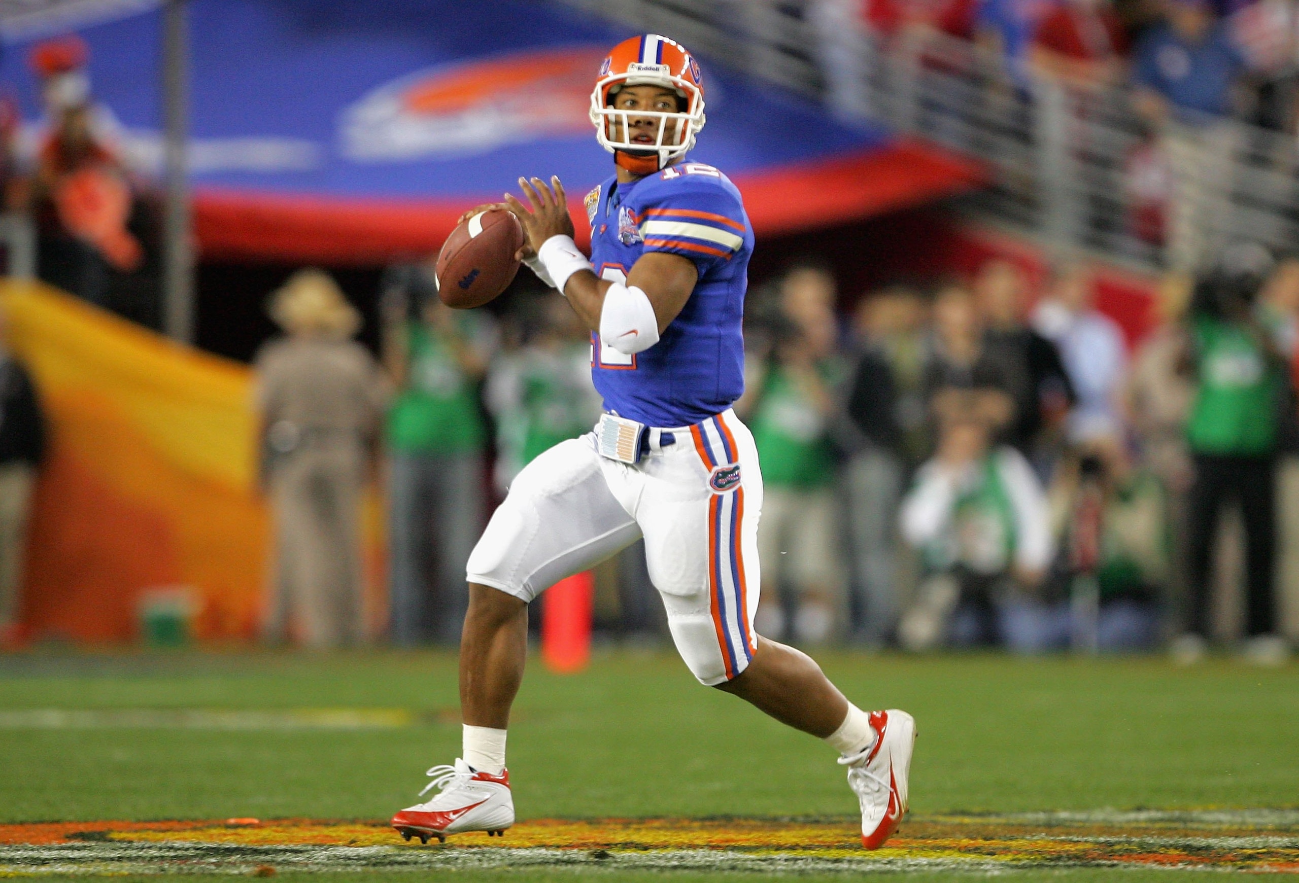 GLENDALE, AZ - JANUARY 08:  Quarterback Chris Leak #12 of the Florida Gators scrambles with the ball against the Ohio State Buckeyes during the second quarter of the 2007 Tostitos BCS National Championship Game at the University of Phoenix Stadium on Janu