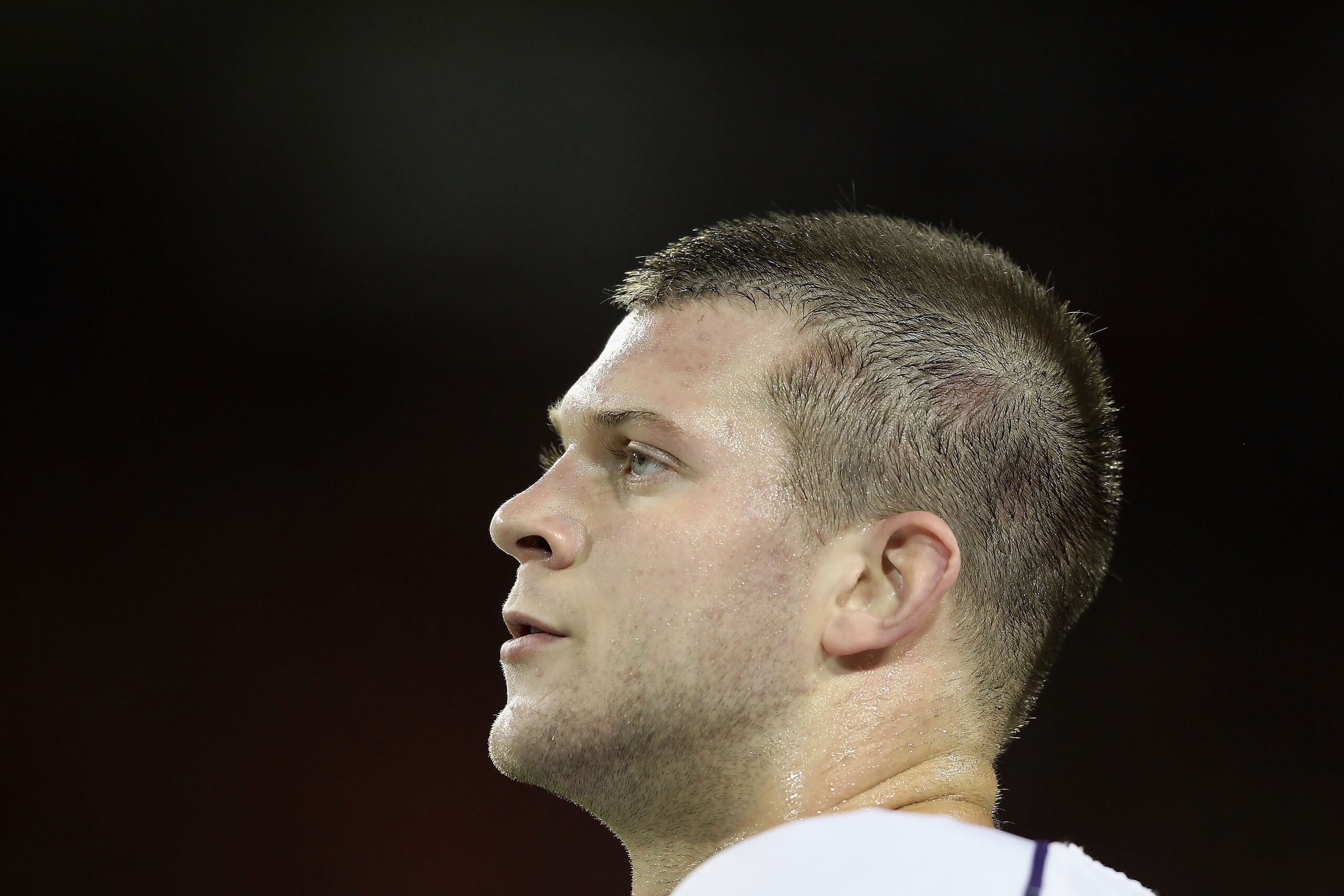 TUCSON, AZ - OCTOBER 23: Quarterback Jake Locker #10 of the Washington Huskies during the college football game against the Arizona Wildcats at Arizona Stadium on October 23, 2010 in Tucson, Arizona. The Wildcats defeated the Huskies 44-14. (Photo by Ch TUCSON, AZ - OCTOBER 23: Quarterback Jake Locker #10 of the Washington Huskies during the college football game against the Arizona Wildcats at Arizona Stadium on October 23, 2010 in Tucson, Arizona. The Wildcats defeated the Huskies 44-14. (Photo by Ch