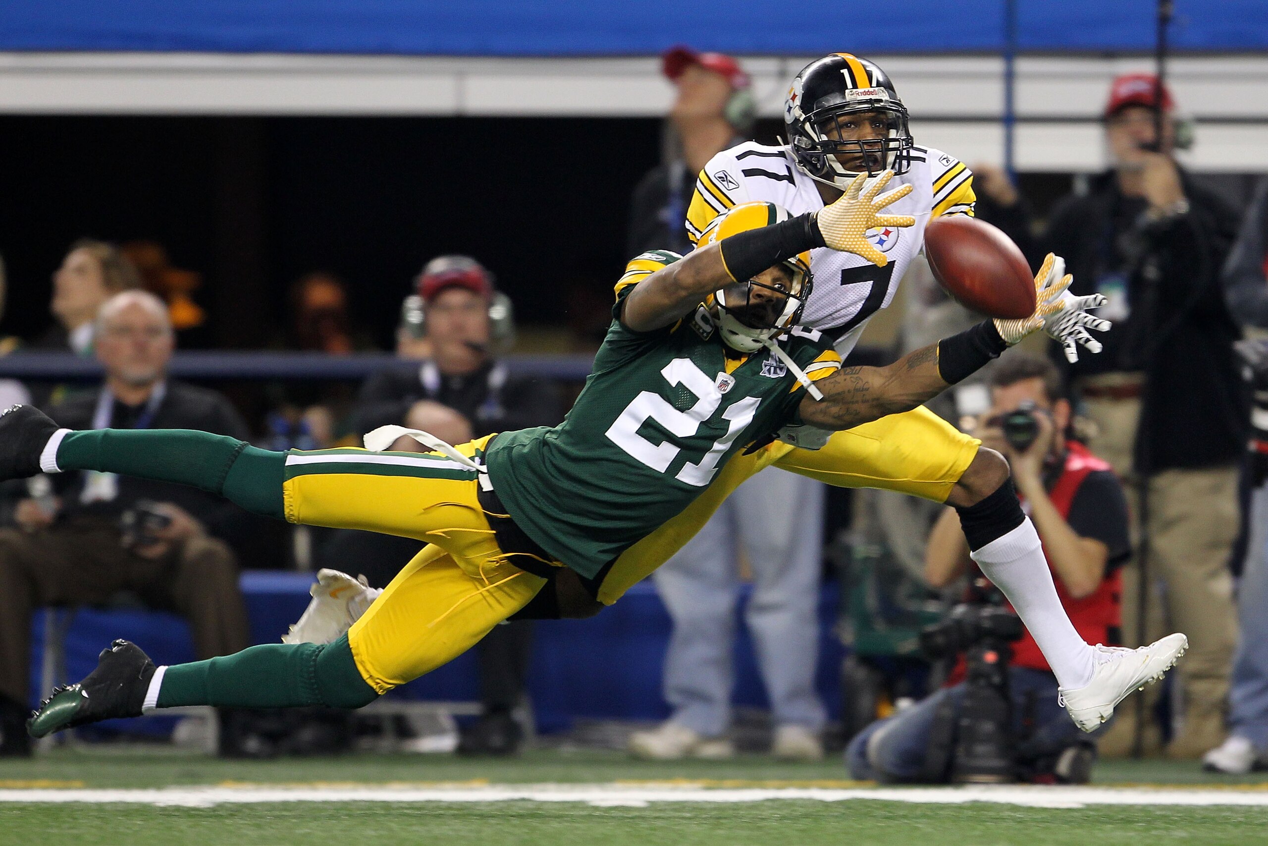 ARLINGTON, TX - FEBRUARY 06: Charles Woodson #21 of the Green Bay Packers defends a pass to Mike Wallace #17 of the Pittsburgh Steelers during Super Bowl XLV at Cowboys Stadium on February 6, 2011 in Arlington, Texas. Woodson was injured on the play. (Pho ARLINGTON, TX - FEBRUARY 06: Charles Woodson #21 of the Green Bay Packers defends a pass to Mike Wallace #17 of the Pittsburgh Steelers during Super Bowl XLV at Cowboys Stadium on February 6, 2011 in Arlington, Texas. Woodson was injured on the play. (Pho