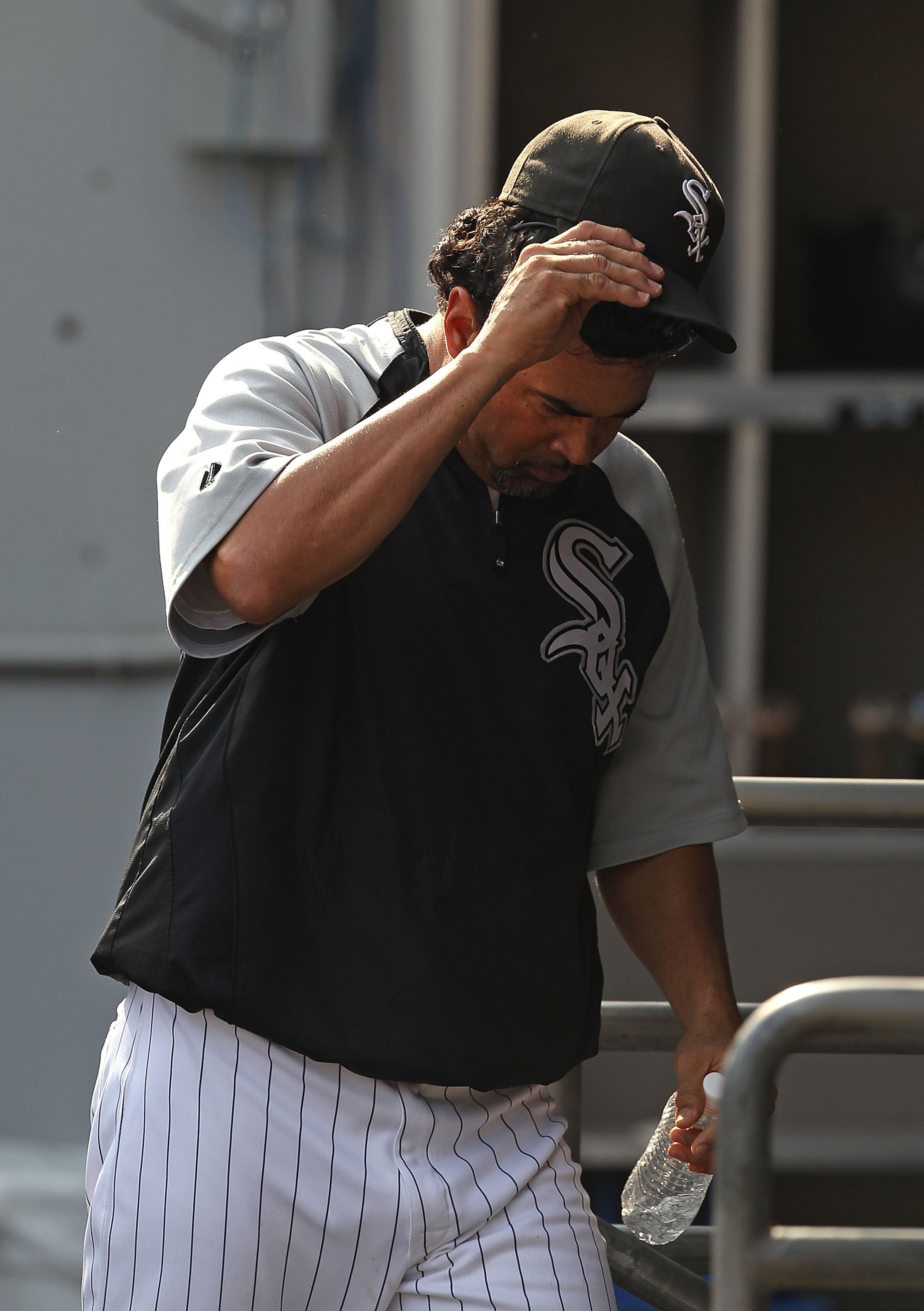 CHICAGO - AUGUST 29: Manager Ozzie Guillen #13 of the Chicago White Sox heads to the locker room after being thrown out of a game against the New York Yankees in the 9th inning at U.S. Cellular Field on August 29, 2010 in Chicago, Illinois. The Yankees de CHICAGO - AUGUST 29: Manager Ozzie Guillen #13 of the Chicago White Sox heads to the locker room after being thrown out of a game against the New York Yankees in the 9th inning at U.S. Cellular Field on August 29, 2010 in Chicago, Illinois. The Yankees de