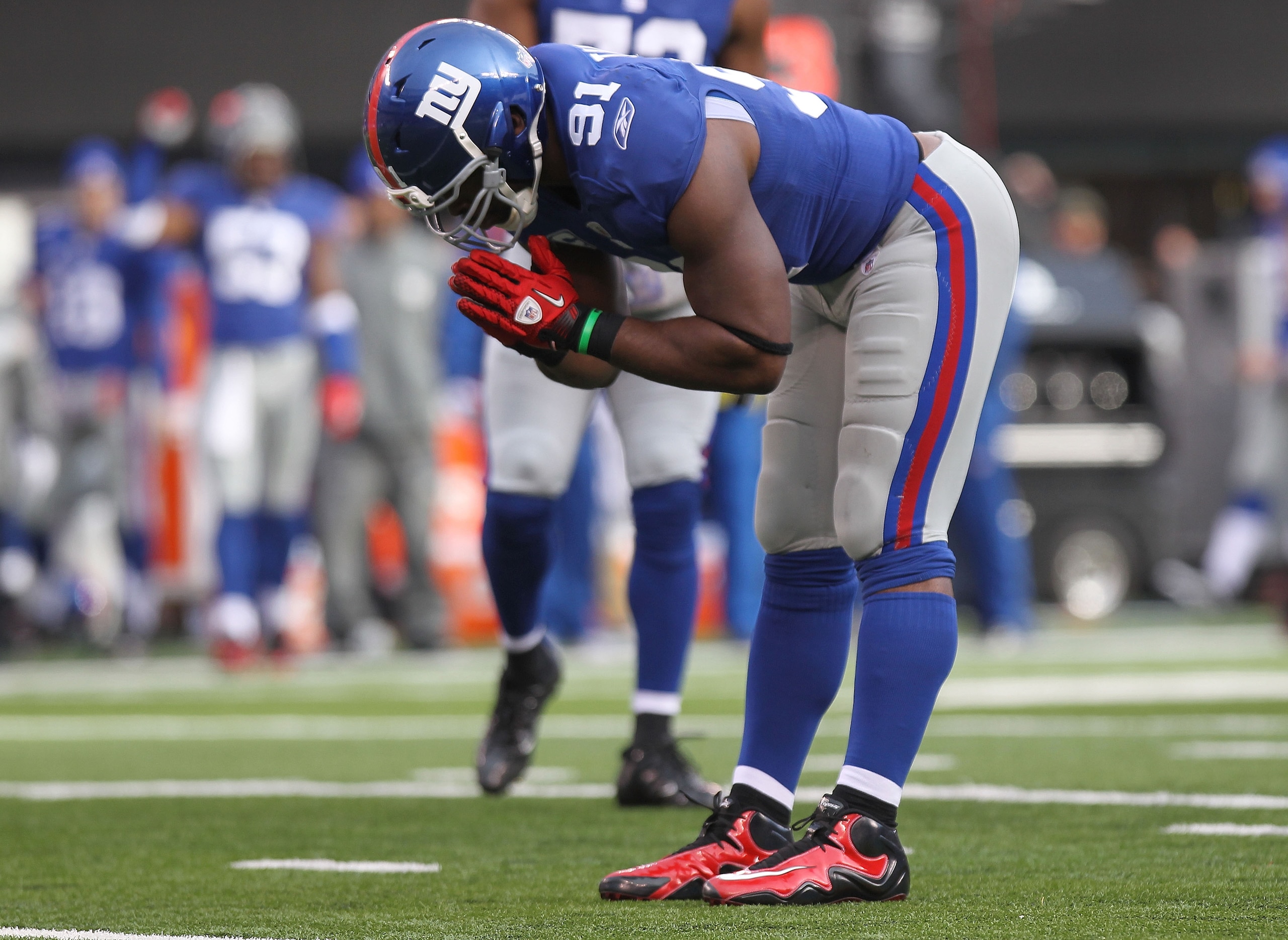 EAST RUTHERFORD, NJ - DECEMBER 19:  Justin Tuck #91 of the New York Giants celebrates sacking Michael Vick #7 of the Philadelphia Eagles at New Meadowlands Stadium on December 19, 2010 in East Rutherford, New Jersey.  (Photo by Nick Laham/Getty Images)