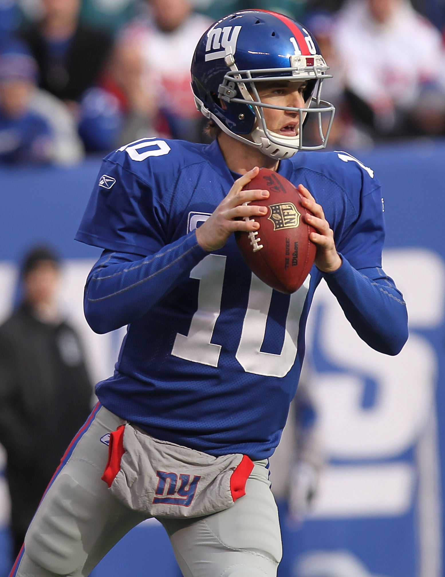 EAST RUTHERFORD, NJ - DECEMBER 19:  Eli Manning #10 of the New York Giants passes against the Philadelphia Eagles at New Meadowlands Stadium on December 19, 2010 in East Rutherford, New Jersey.  (Photo by Nick Laham/Getty Images)