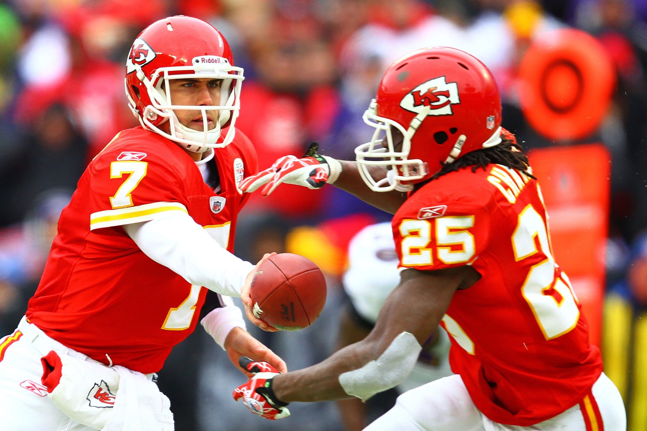 KANSAS CITY, MO - JANUARY 09:  Quarterback Matt Cassel #7 of the Kansas City Chiefs hands the ball off to running back Jamaal Charles #25 against the Baltimore Ravens during their 2011 AFC wild card playoff game at Arrowhead Stadium on January 9, 2011 in