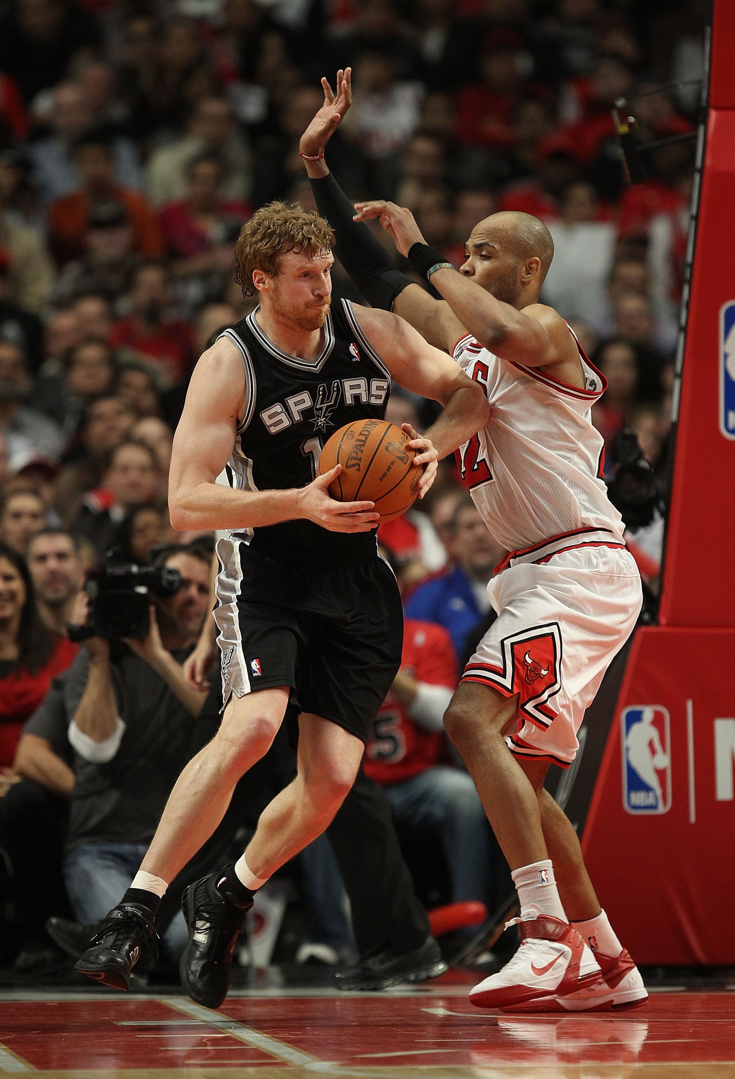CHICAGO, IL - FEBRUARY 17: Matt Bonner #15 of the San Antonio Spurs moves against Taj Gibson #22 of the Chicago Bulls at the United Center on February 17, 2011 in Chicago, Illinois. The Bulls defeated the Spurs 109-99. NOTE TO USER: User expressly acknowl