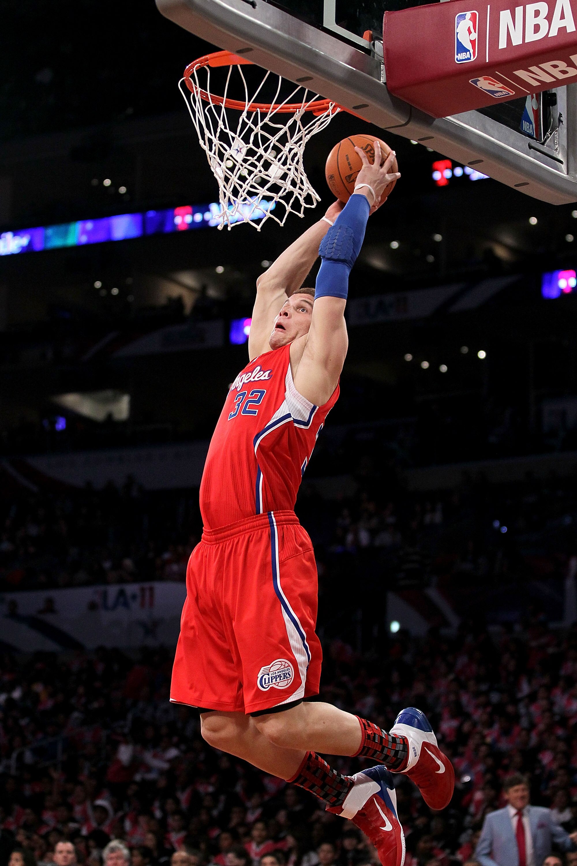 LOS ANGELES, CA - FEBRUARY 18:  Blake Griffin #32 of the Los Angeles Clippers and the Rookie Team dunks the ball in the first half against the Sophomore Team during the T-Mobile Rookie Challenge and Youth Jam at Staples Center on February 18, 2011 in Los