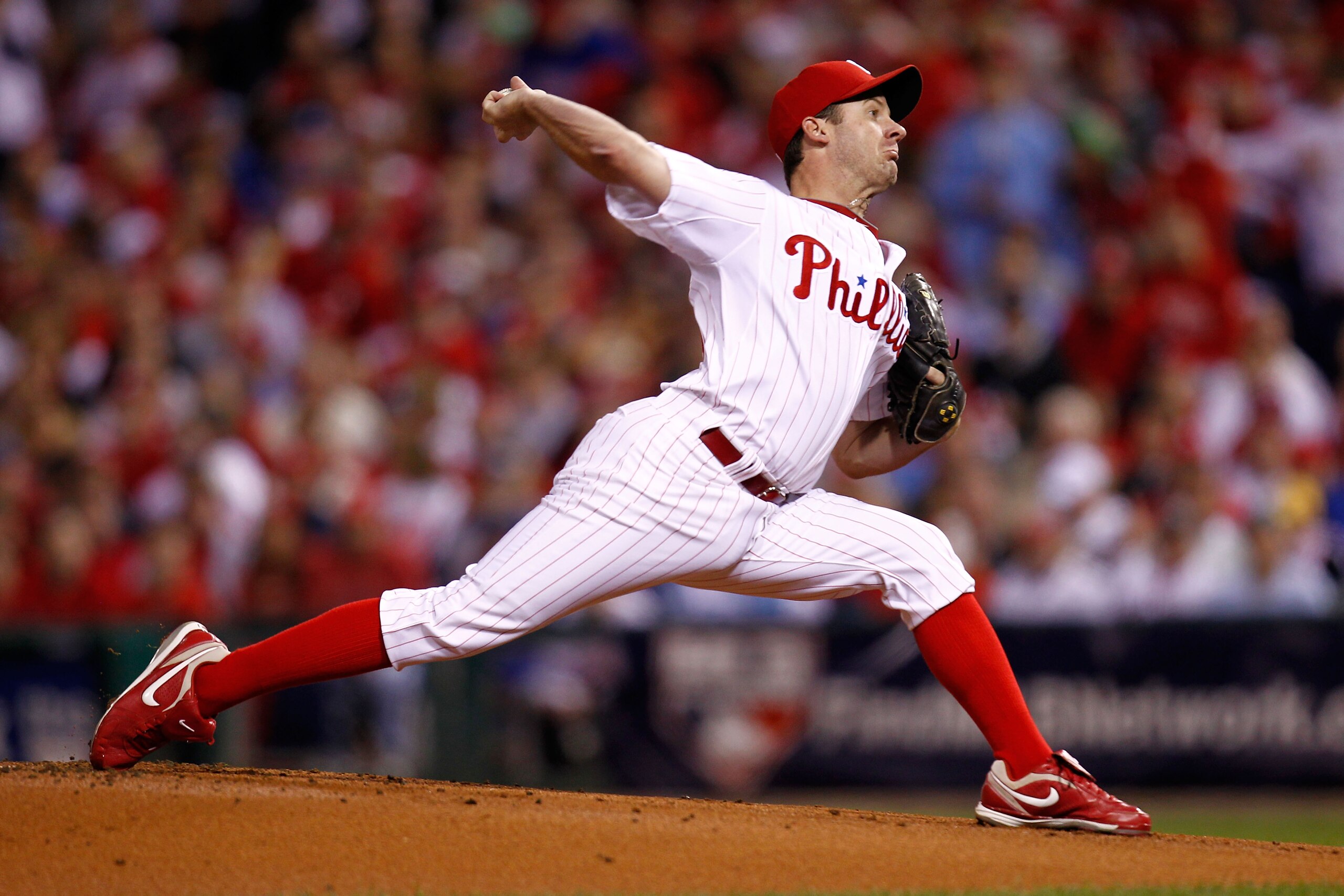 PHILADELPHIA - OCTOBER 17:  Pitcher Roy Oswalt #44 of the Philadelphia Phillies pitches against the San Francisco Giants in Game Two of the NLCS during the 2010 MLB Playoffs at Citizens Bank Park on October 17, 2010 in Philadelphia, Pennsylvania.  (Photo