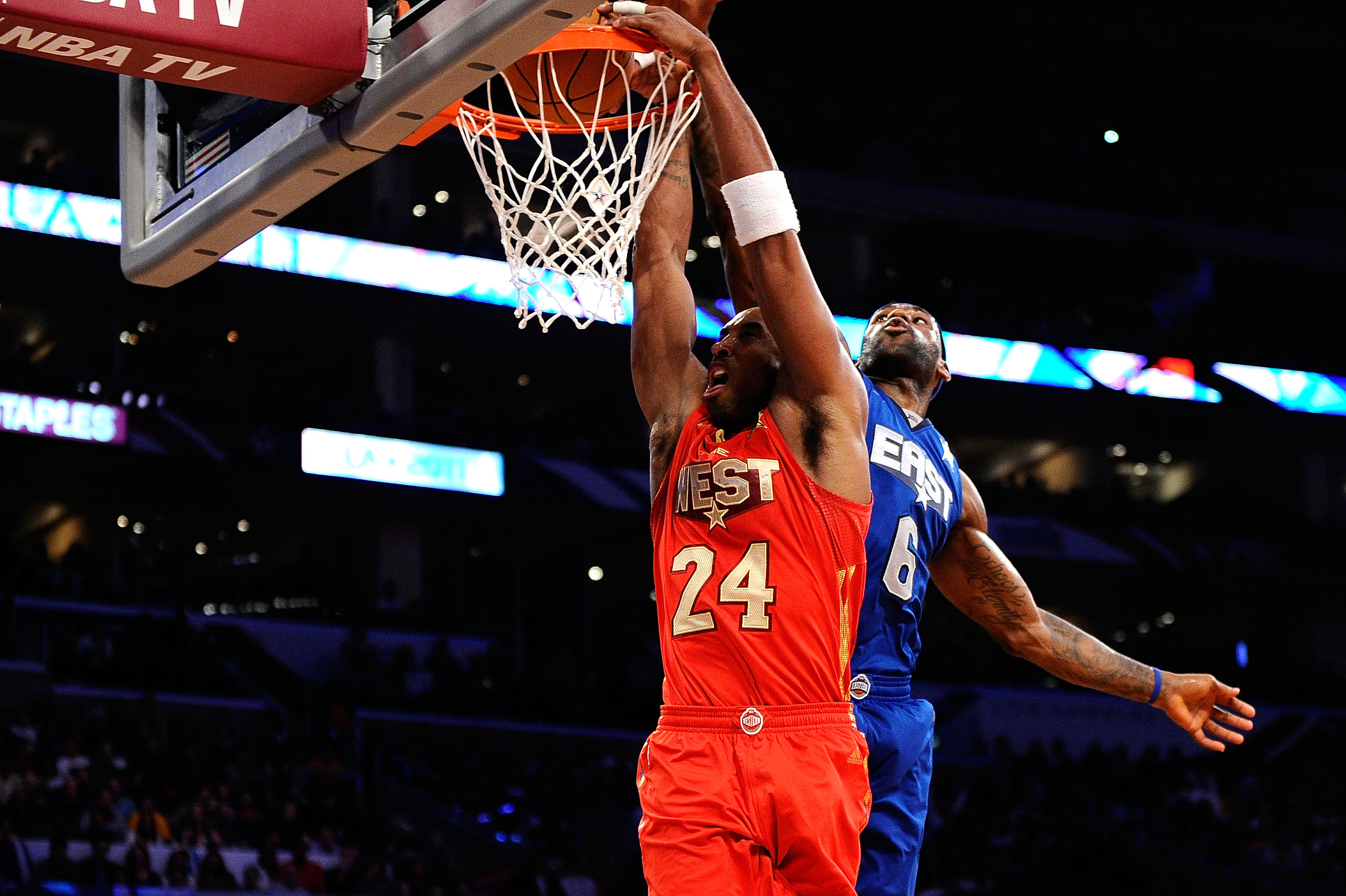 LOS ANGELES, CA - FEBRUARY 20:  Kobe Bryant #24 of the Los Angeles Lakers and the Western Conference dunks in front of LeBron James #6 of the Miami Heat and the Eastern Conference in the second half of the 2011 NBA All-Star Game at Staples Center on Febru