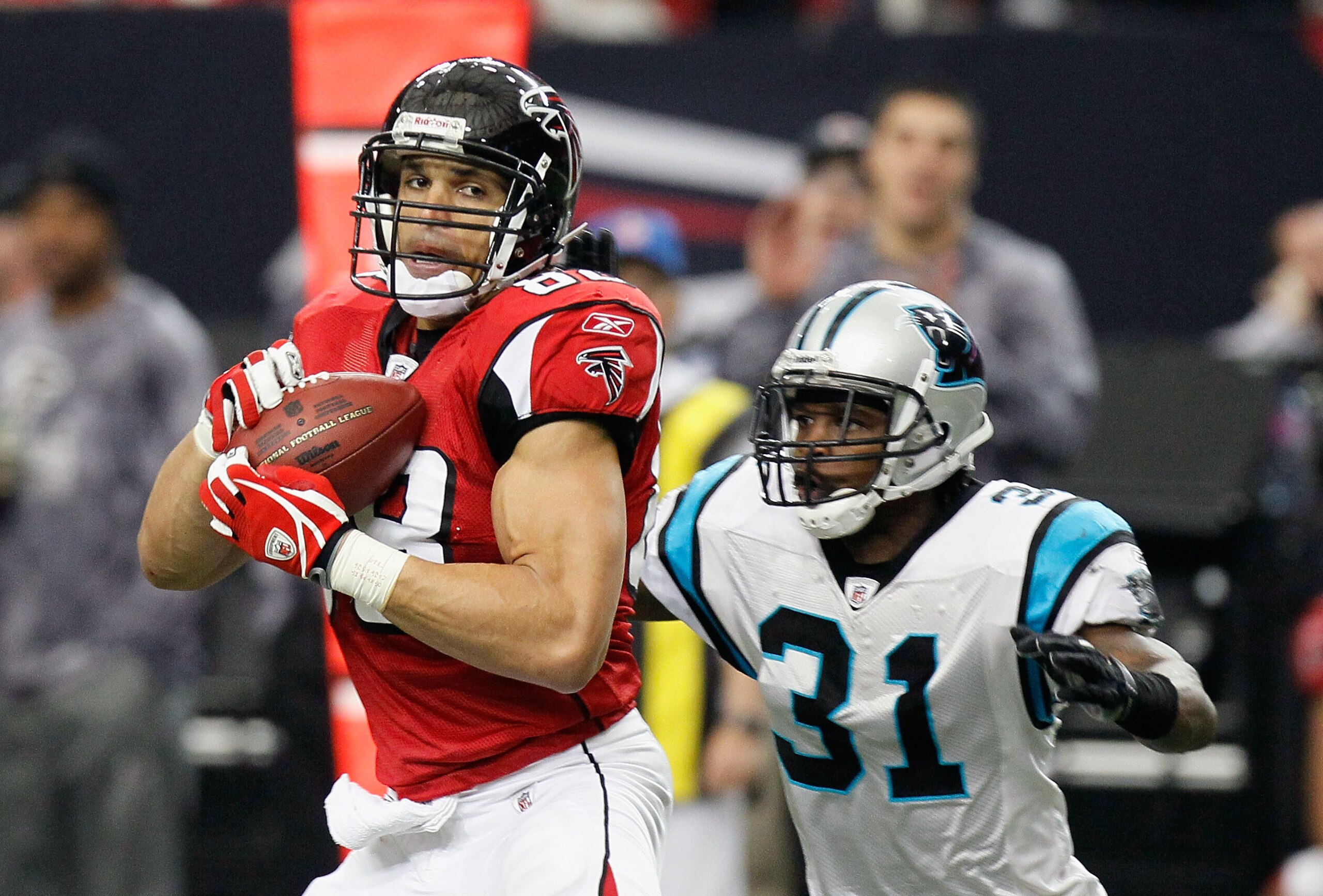 ATLANTA, GA - JANUARY 02:  Tony Gonzalez #88 of the Atlanta Falcons pulls in a reception against Richard Marshall #31 of the Carolina Panthers at Georgia Dome on January 2, 2011 in Atlanta, Georgia.  (Photo by Kevin C. Cox/Getty Images)