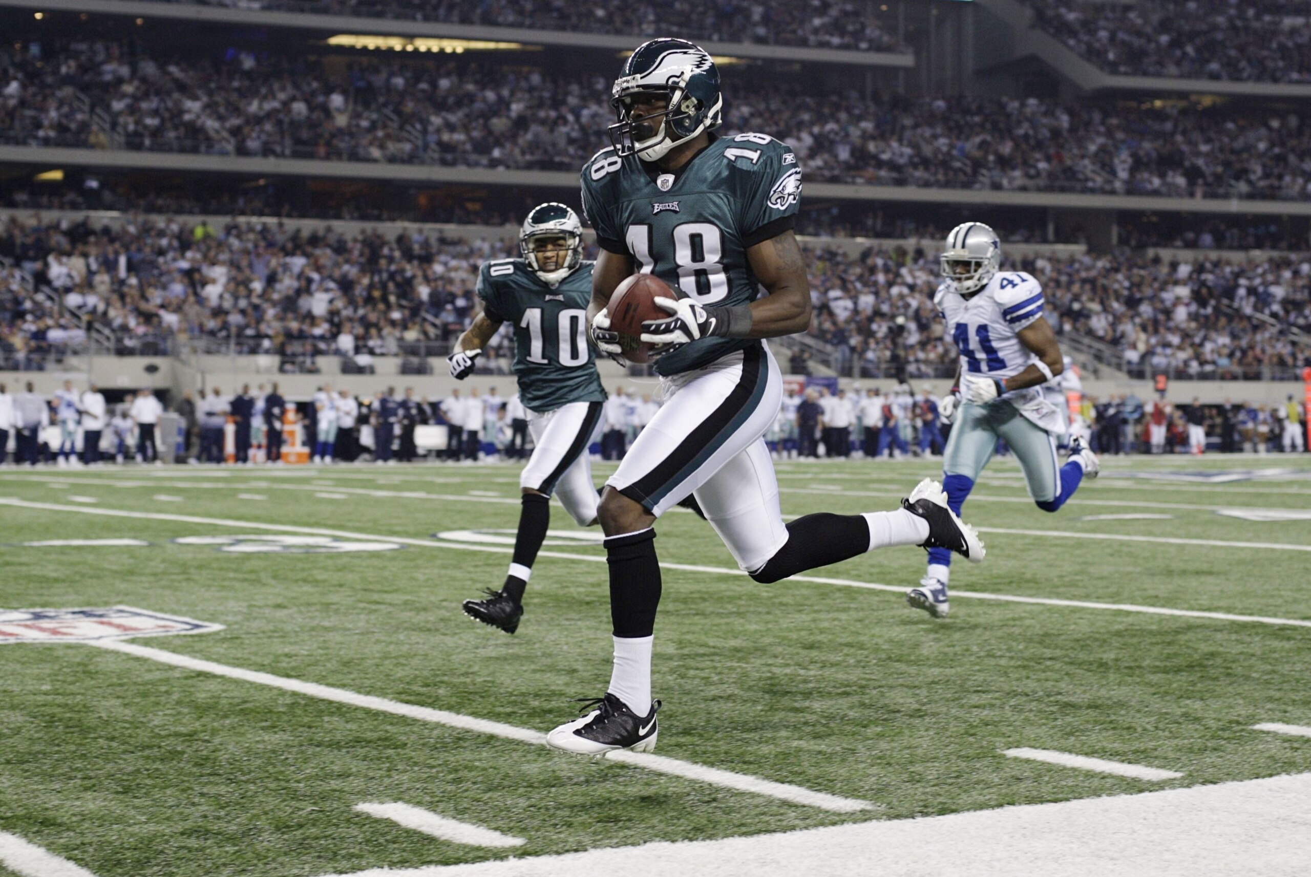 ARLINGTON, TX - JANUARY 9: Jeremy Maclin #18 of the Philadelphia Eagles runs for a 76-yard touchdown in the second quarter on a pass from quarterback Michael Vick #7 against the Dallas Cowboys during the 2010 NFC wild-card playoff game at Cowboys Stadium ARLINGTON, TX - JANUARY 9: Jeremy Maclin #18 of the Philadelphia Eagles runs for a 76-yard touchdown in the second quarter on a pass from quarterback Michael Vick #7 against the Dallas Cowboys during the 2010 NFC wild-card playoff game at Cowboys Stadium