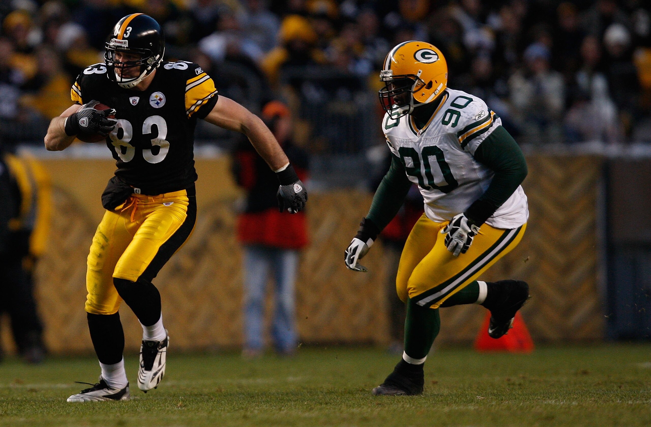 PITTSBURGH - DECEMBER 20: Heath Miller #83 of the Pittsburgh Steelers runs with the ball from BJ Raji #90 of the Green Bay Packers during the game on December 20, 2009 at Heinz Field in Pittsburgh, Pennsylvania. (Photo by Jared Wickerham/Getty Images)