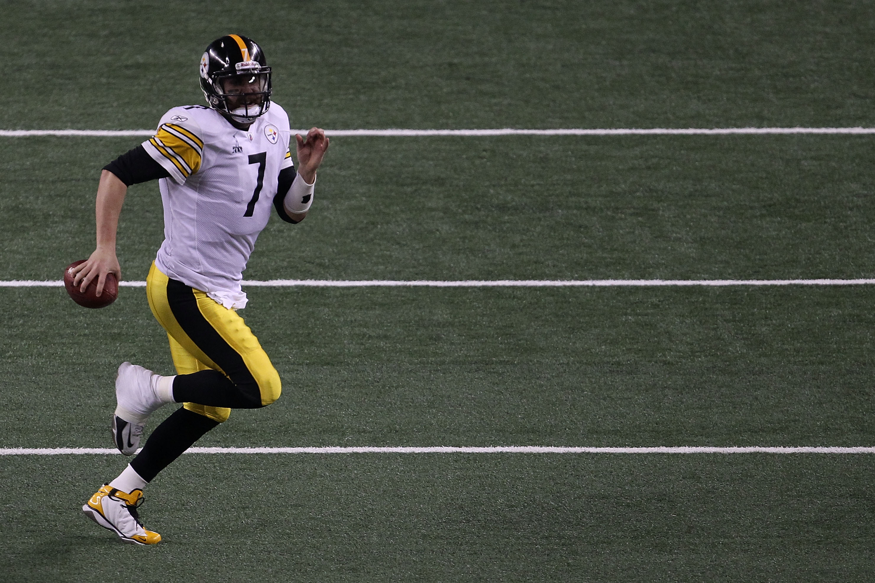 ARLINGTON, TX - FEBRUARY 06:  Ben Roethlisberger #7 of the Pittsburgh Steelers runs the ball against the Green Bay Packers during Super Bowl XLV at Cowboys Stadium on February 6, 2011 in Arlington, Texas.  (Photo by Jonathan Daniel/Getty Images)