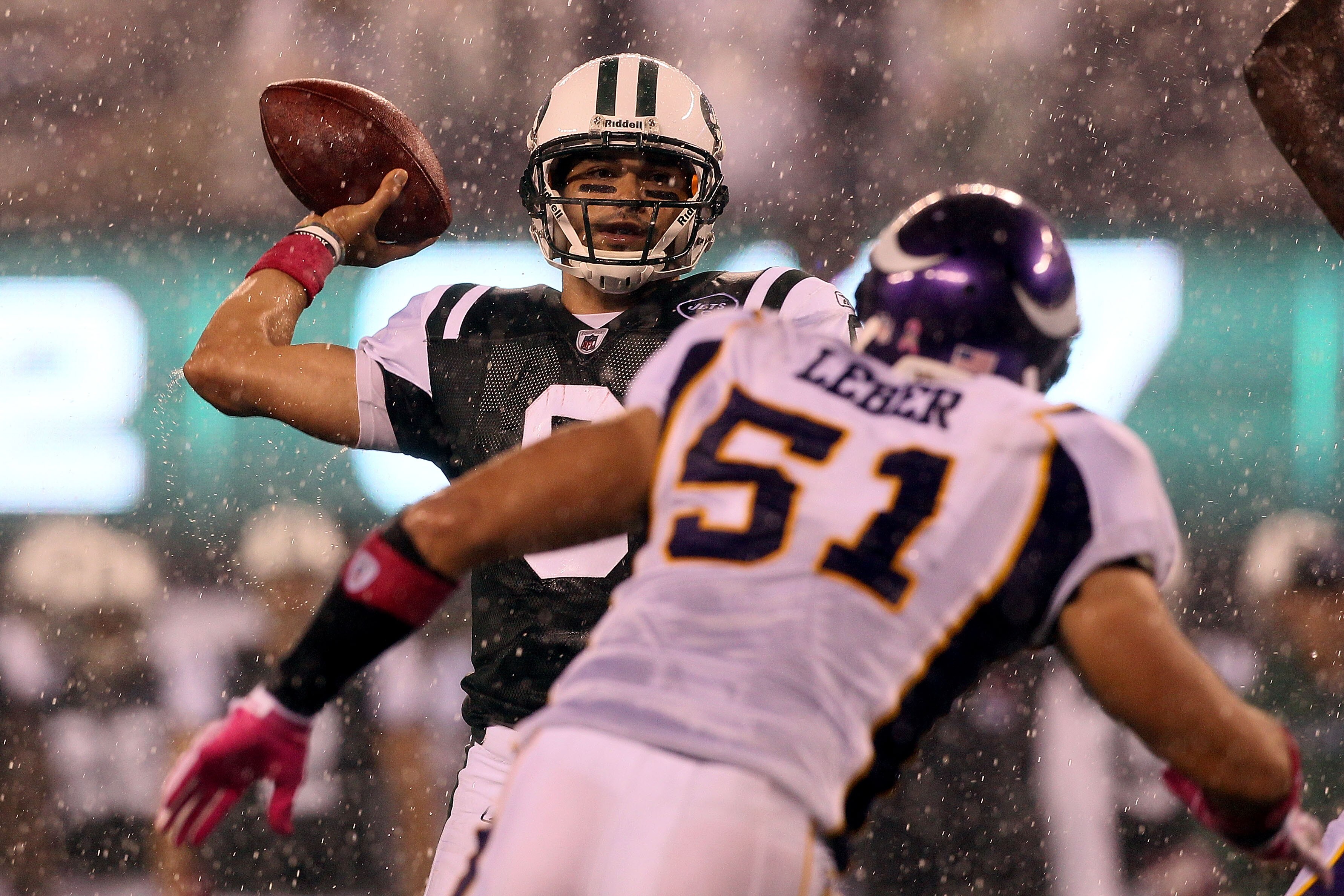 EAST RUTHERFORD, NJ - OCTOBER 11:  Quarterback Mark Sanchez #6 of the New York Jets looks to pass against Ben Leber #51 of the Minnesota Vikings at New Meadowlands Stadium on October 11, 2010 in East Rutherford, New Jersey.  (Photo by Jim McIsaac/Getty Im