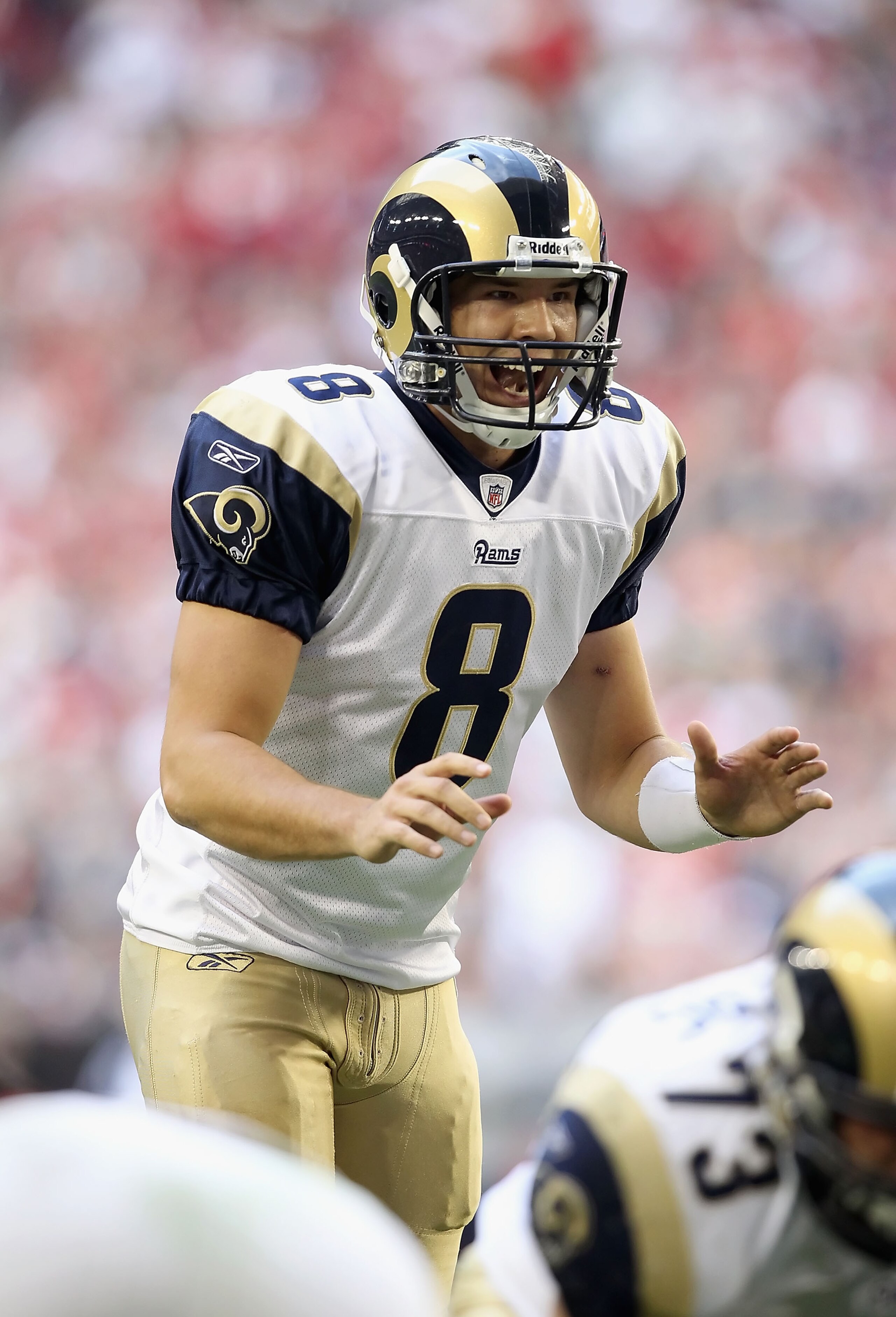 GLENDALE, AZ - DECEMBER 05: Quarterback Sam Bradford #8 of the St. Louis Rams prepares to snap the ball during the NFL game against the Arizona Cardinals at the University of Phoenix Stadium on December 5, 2010 in Glendale, Arizona. The Rams defeated th GLENDALE, AZ - DECEMBER 05: Quarterback Sam Bradford #8 of the St. Louis Rams prepares to snap the ball during the NFL game against the Arizona Cardinals at the University of Phoenix Stadium on December 5, 2010 in Glendale, Arizona. The Rams defeated th