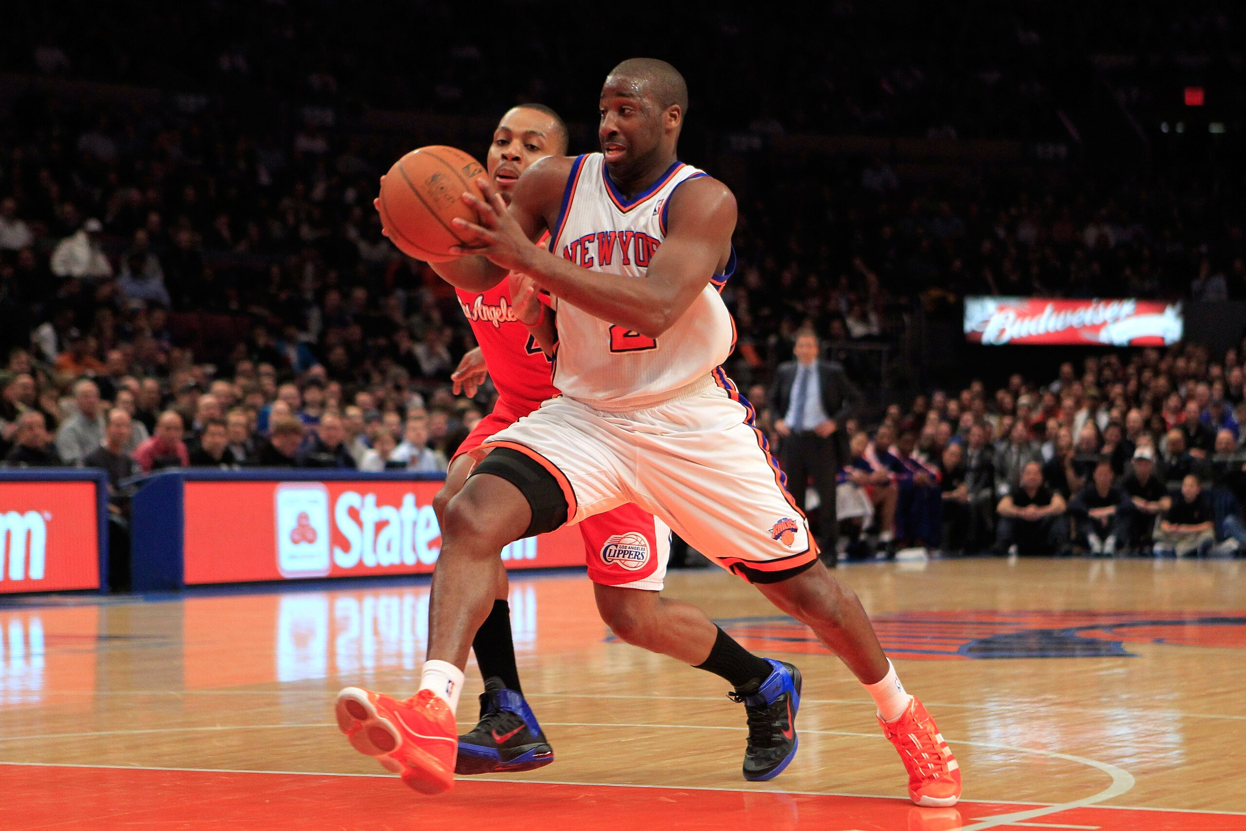 NEW YORK, NY - FEBRUARY 09:  Raymond Felton #2 of the New York Knicks drives against Randy Foye #4 of the Los Angeles Clippers at Madison Square Garden on February 9, 2011 in New York City. NOTE TO USER: User expressly acknowledges and agrees that, by dow