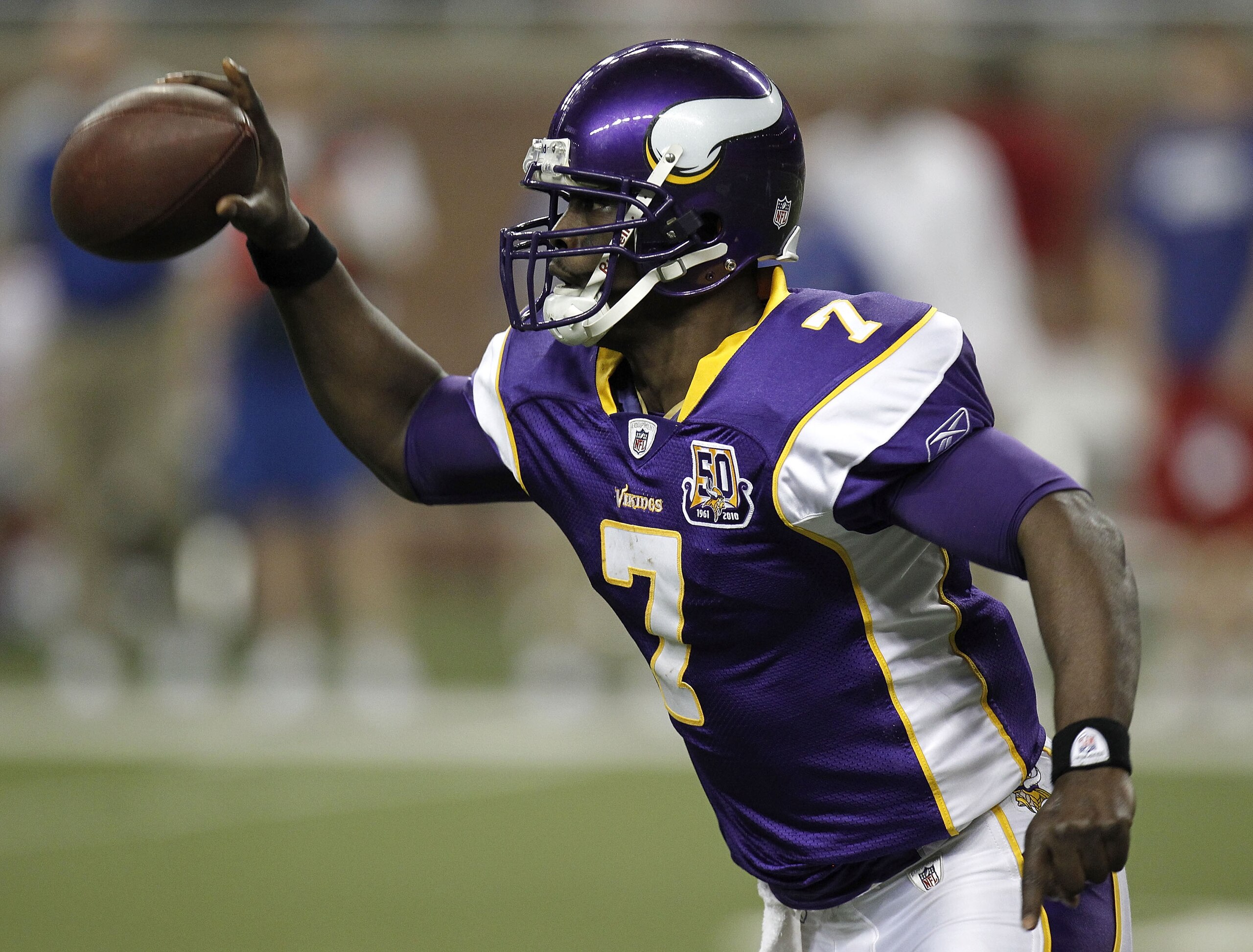 DETROIT, MI - DECEMBER 13: Tavaris Jackson #7 of the Minnesota Vikings looks for a open receiver while playing the New York Giants at Ford Field on December 13, 2010 in Detroit, Michigan. New York won the game 21-3. (Photo by Gregory Shamus/Getty Images) DETROIT, MI - DECEMBER 13: Tavaris Jackson #7 of the Minnesota Vikings looks for a open receiver while playing the New York Giants at Ford Field on December 13, 2010 in Detroit, Michigan. New York won the game 21-3. (Photo by Gregory Shamus/Getty Images)