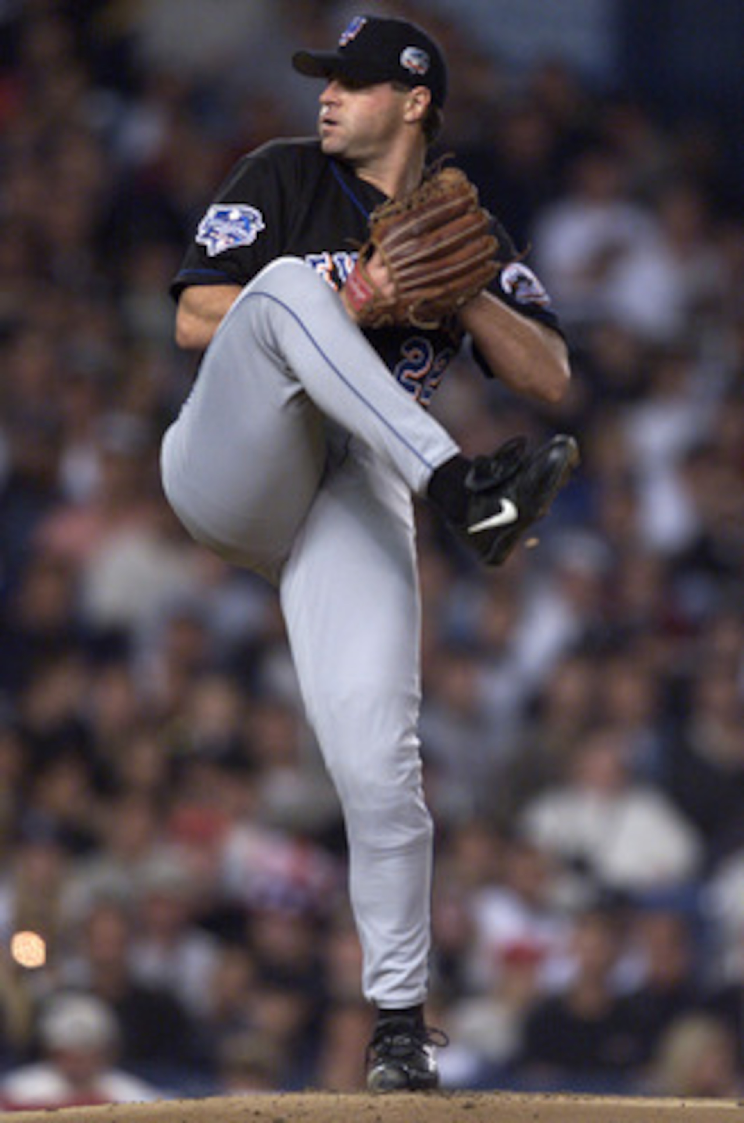 21 Oct 2000: Starting pitcher Al Leiter winds up for the delivery against the New York Yankees during game one of the World Series at Yankee Stadium in the Bronx, New York. <DIGITAL IMAGE> Mandatory Credit: Jed Jacobsohn/ALLSPORT