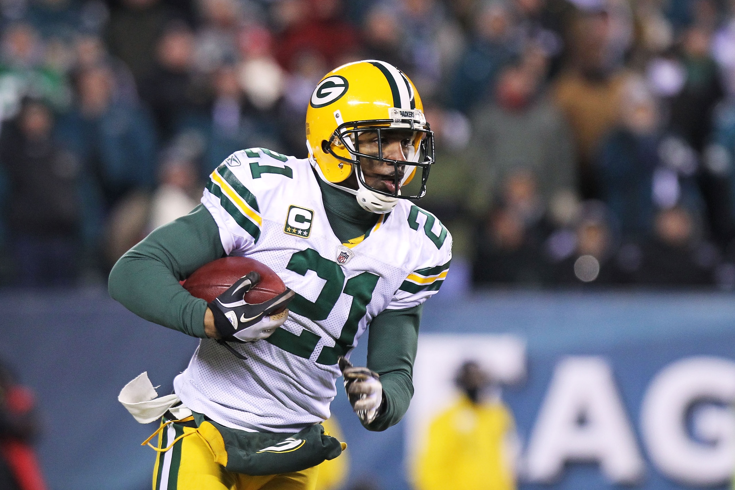PHILADELPHIA, PA - JANUARY 09: Charles Woodson #21 of the Green Bay Packers runs down field against the Philadelphia Eagles during the 2011 NFC wild card playoff game at Lincoln Financial Field on January 9, 2011 in Philadelphia, Pennsylvania. (Photo by PHILADELPHIA, PA - JANUARY 09: Charles Woodson #21 of the Green Bay Packers runs down field against the Philadelphia Eagles during the 2011 NFC wild card playoff game at Lincoln Financial Field on January 9, 2011 in Philadelphia, Pennsylvania. (Photo by