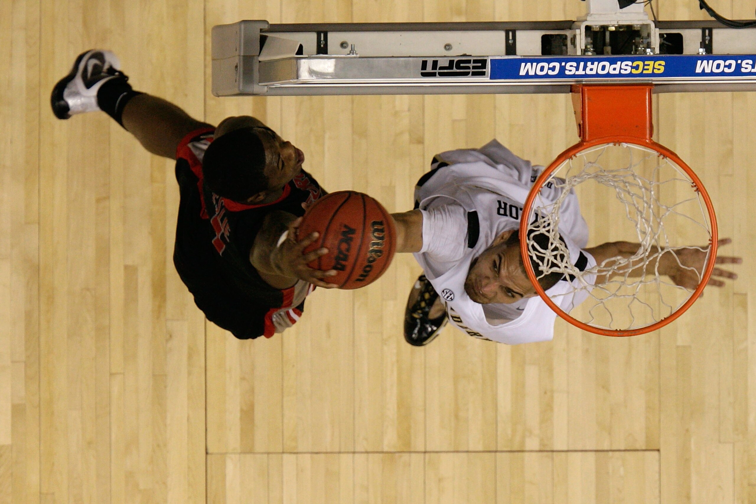 NASHVILLE, TN - MARCH 12: Travis Leslie #1 of the Georgia Bulldogs attempts a dunk (which he missed) against Jeffery Taylor #44 of the Vanderbilt Commodores during the quarterfinals of the SEC Men's Basketball Tournament at the Bridgestone Arena on March NASHVILLE, TN - MARCH 12: Travis Leslie #1 of the Georgia Bulldogs attempts a dunk (which he missed) against Jeffery Taylor #44 of the Vanderbilt Commodores during the quarterfinals of the SEC Men's Basketball Tournament at the Bridgestone Arena on March