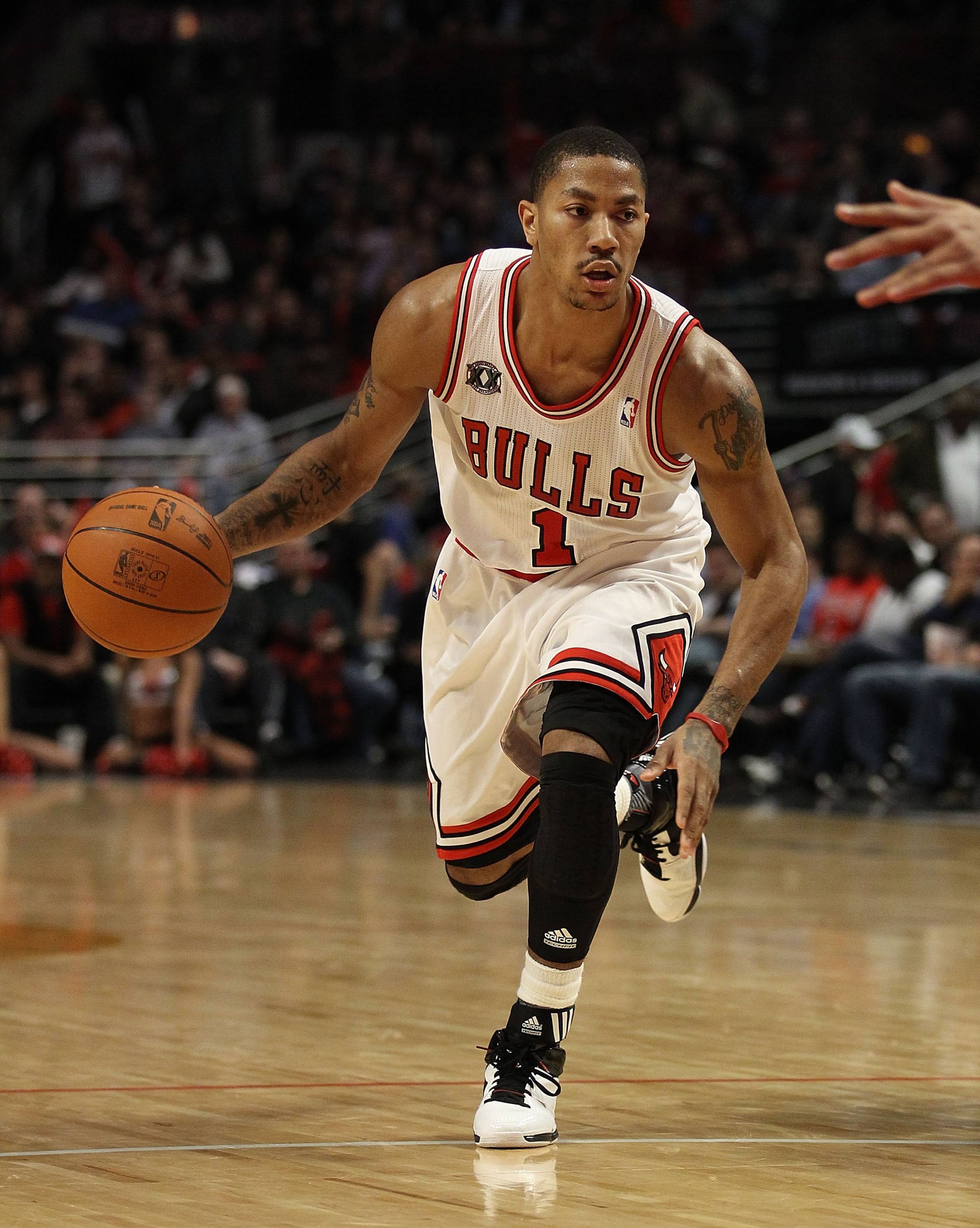 CHICAGO, IL - FEBRUARY 17: Derrick Rose #1 of the Chicago Bulls moves to the basket against the San Antonio Spurs at the United Center on February 17, 2011 in Chicago, Illinois. The Bulls defeated the Spurs 109-99. NOTE TO USER: User expressly acknowledge CHICAGO, IL - FEBRUARY 17: Derrick Rose #1 of the Chicago Bulls moves to the basket against the San Antonio Spurs at the United Center on February 17, 2011 in Chicago, Illinois. The Bulls defeated the Spurs 109-99. NOTE TO USER: User expressly acknowledge
